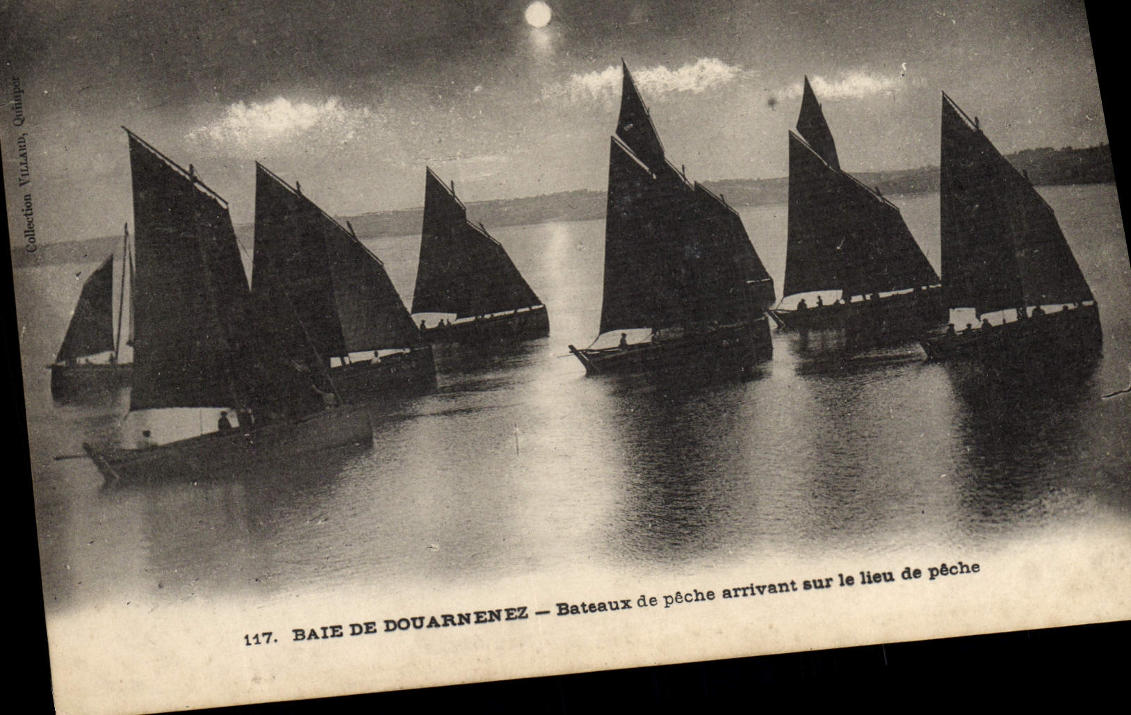 VINTAGE POSTCARD Bateau of sin Splits of Douarnenez Bateaux of sin arriving on the place of sin