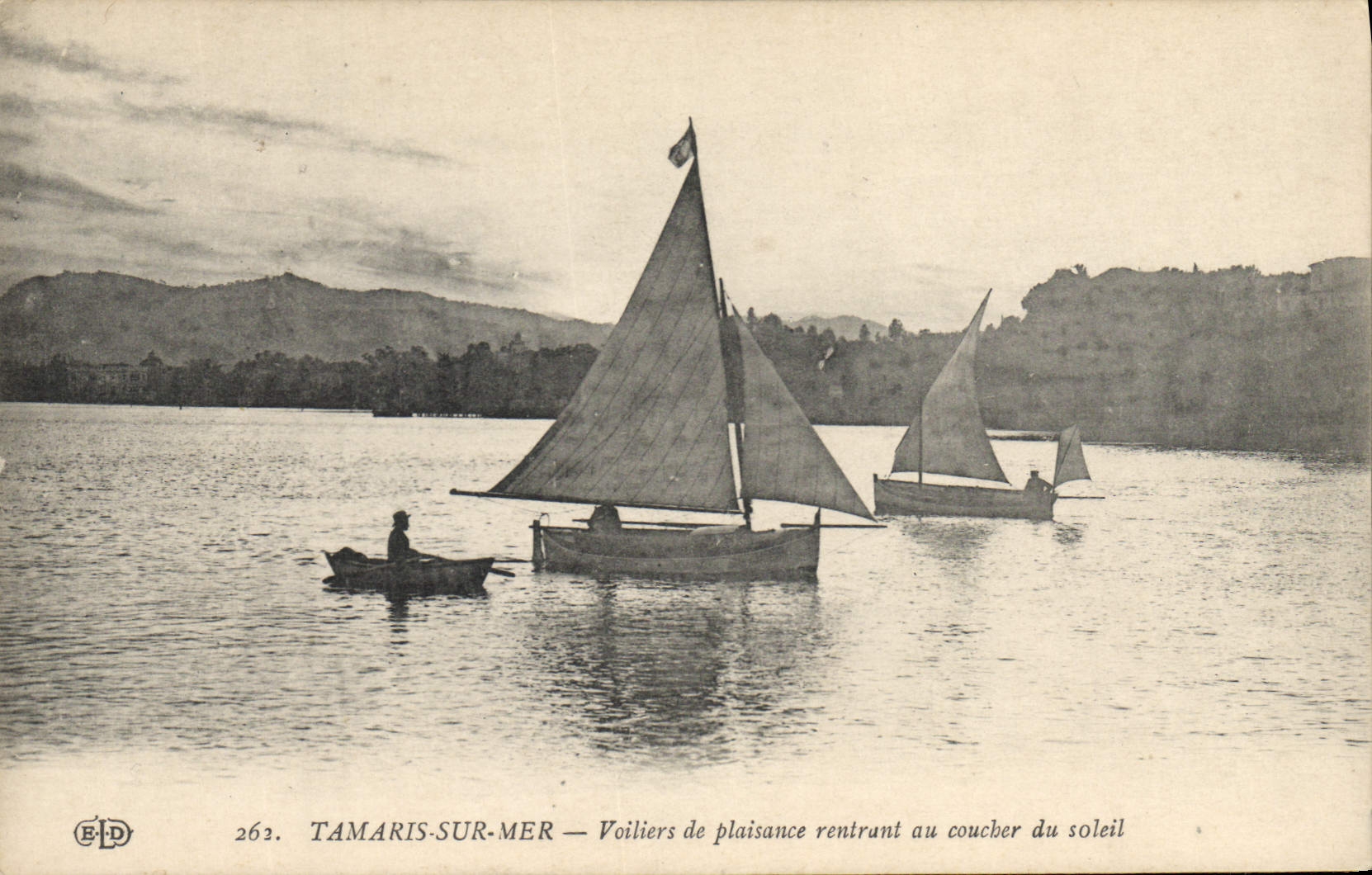 Barco de la POSTAL de la VENDIMIA del pecado de Tamaris en los veleros del mar del placer que vuelven a la puesta del sol