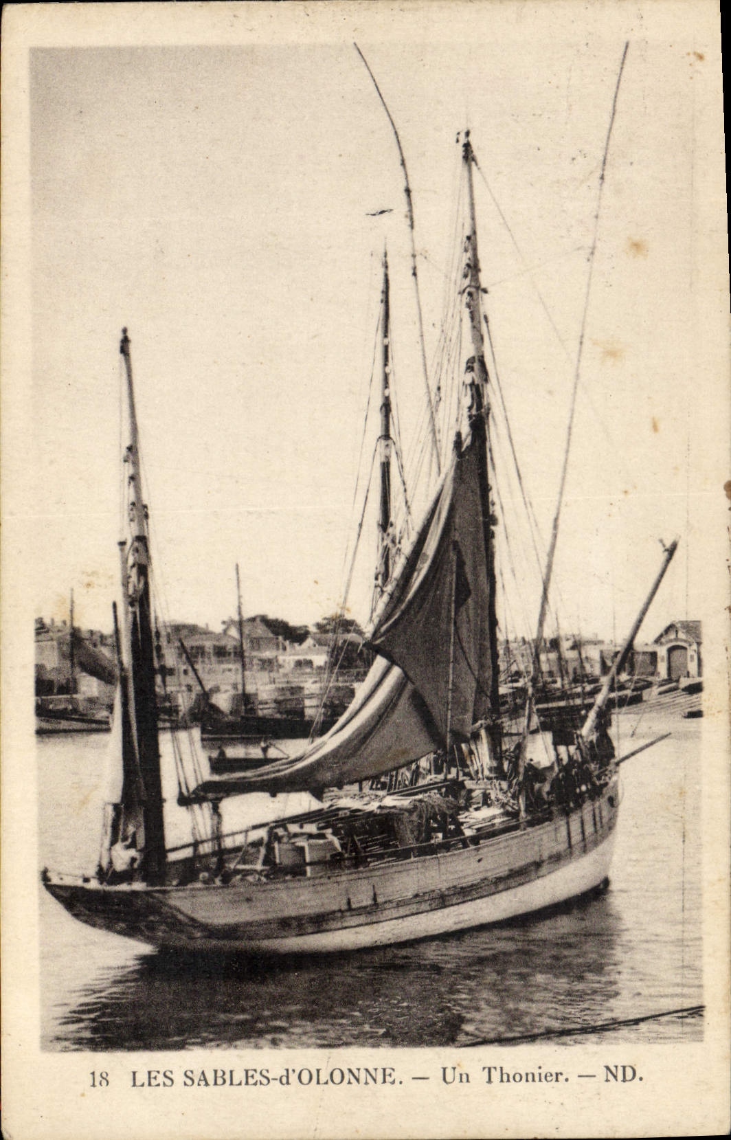 CPA Bateau de peche Les Sables d'Olonne Un thonnier