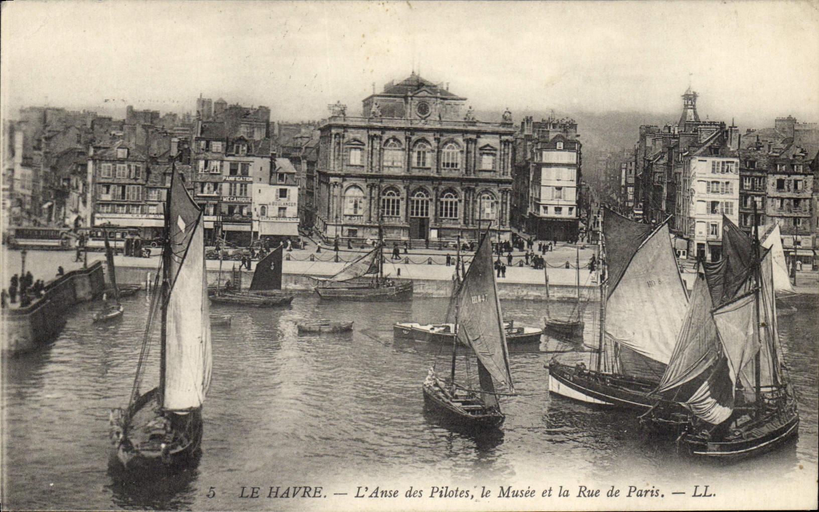 CPA Bateau de peche Le Havre L'anse des pilotes Le musee et la rue de Paris