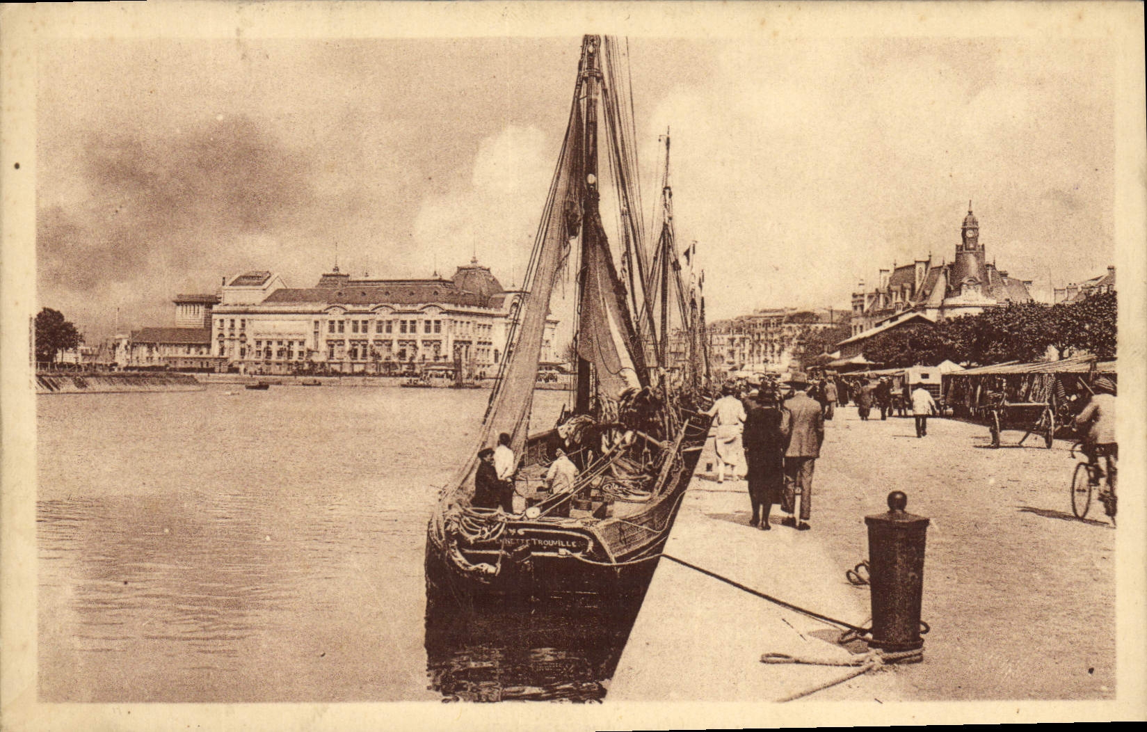 CPA Bateau de peche Trouville La reine des plages Le port