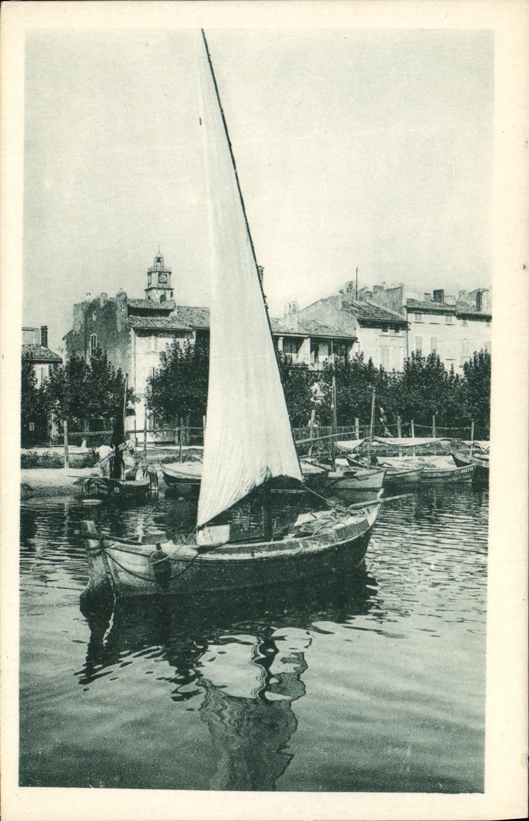 VINTAGE POSTCARD Boat of Martigues sin