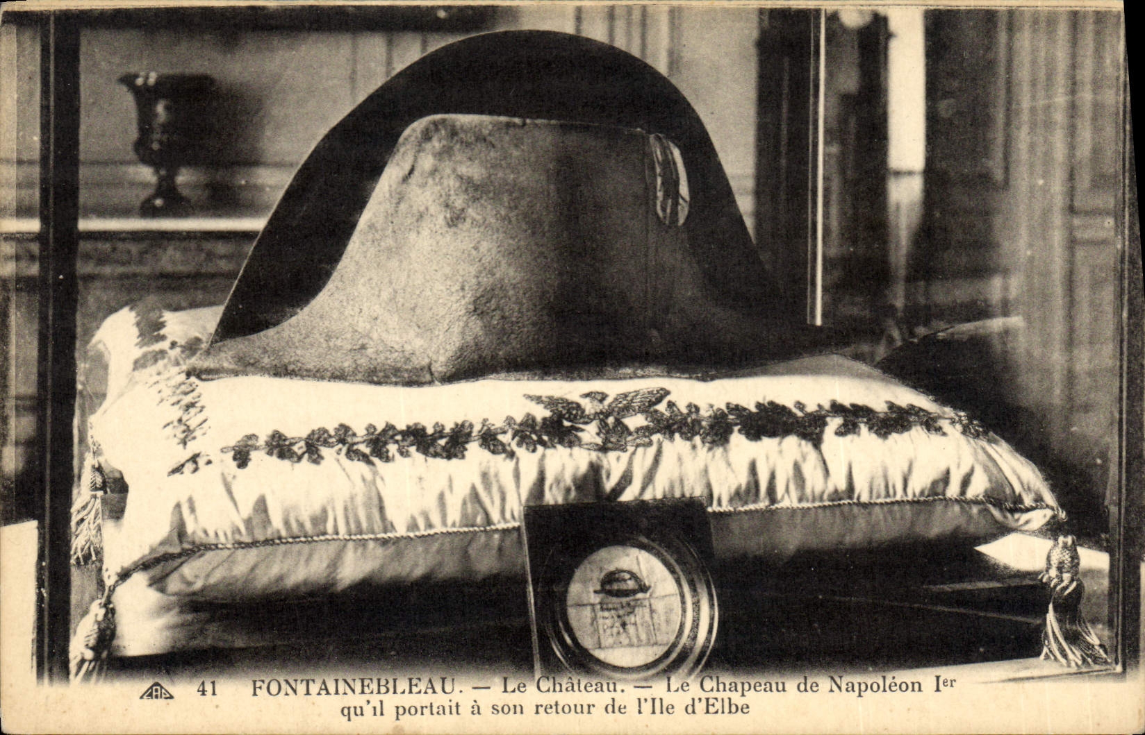 VINTAGE POSTCARD History Napoleon 1st Fontainebleau the hat of Napoleon 1st Isle of Elba