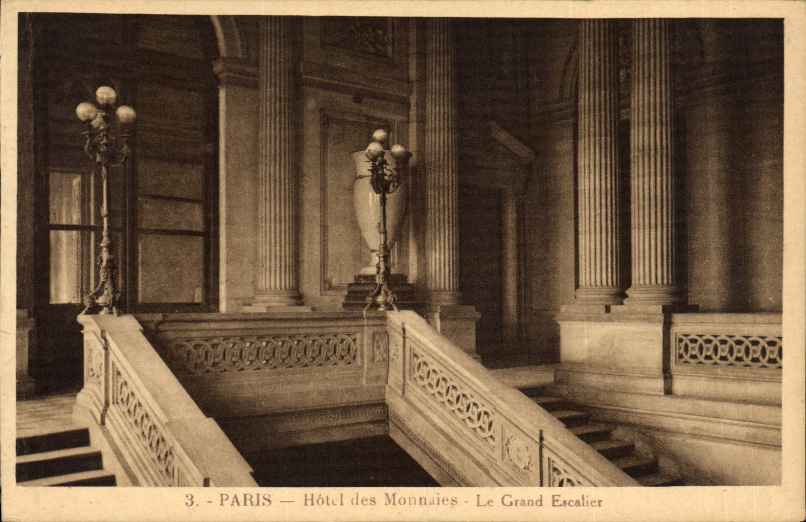CPA Paris Hotel des Monnaies Le grand escalier