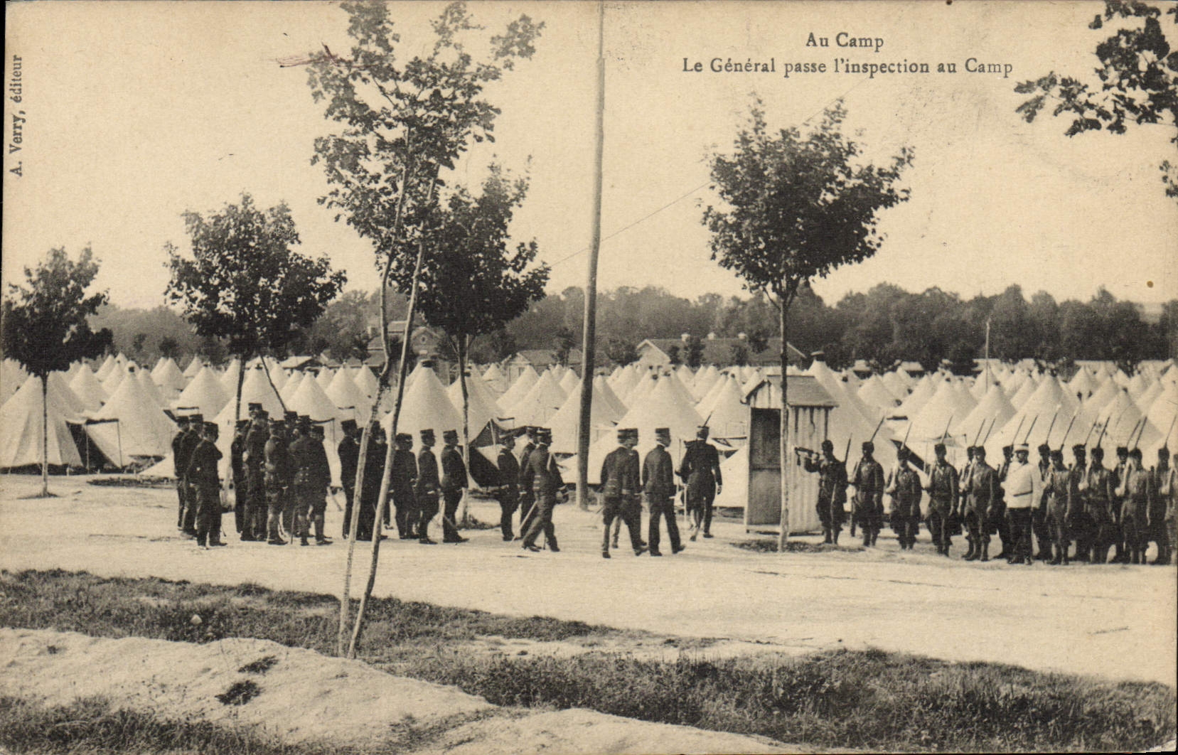 CPA Militaria Au camp Le general passe l'inspection du camp 