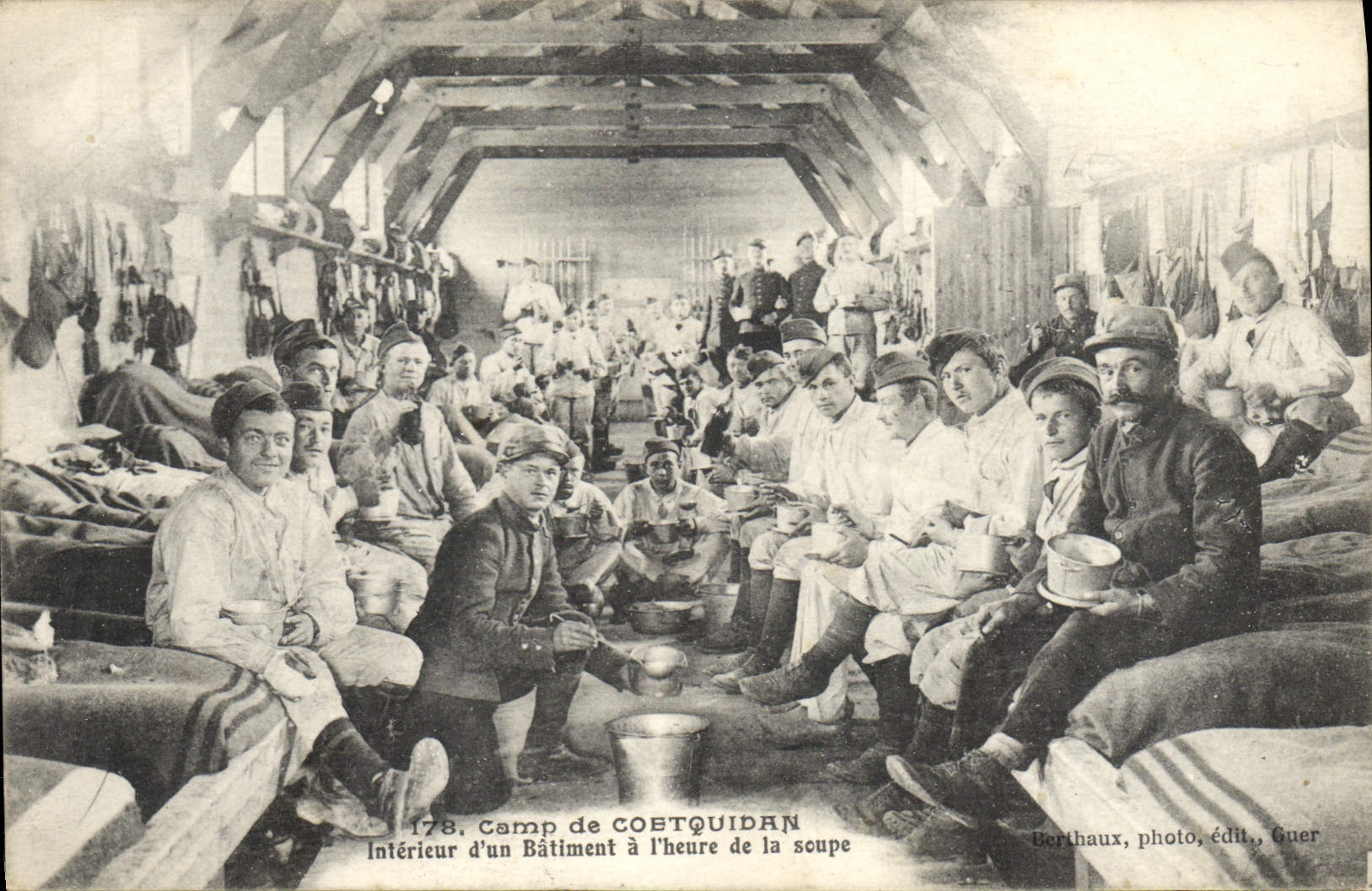 CPA Militaria Camp de Coetquidan Interieur du batiment a l'heure de la soupe 