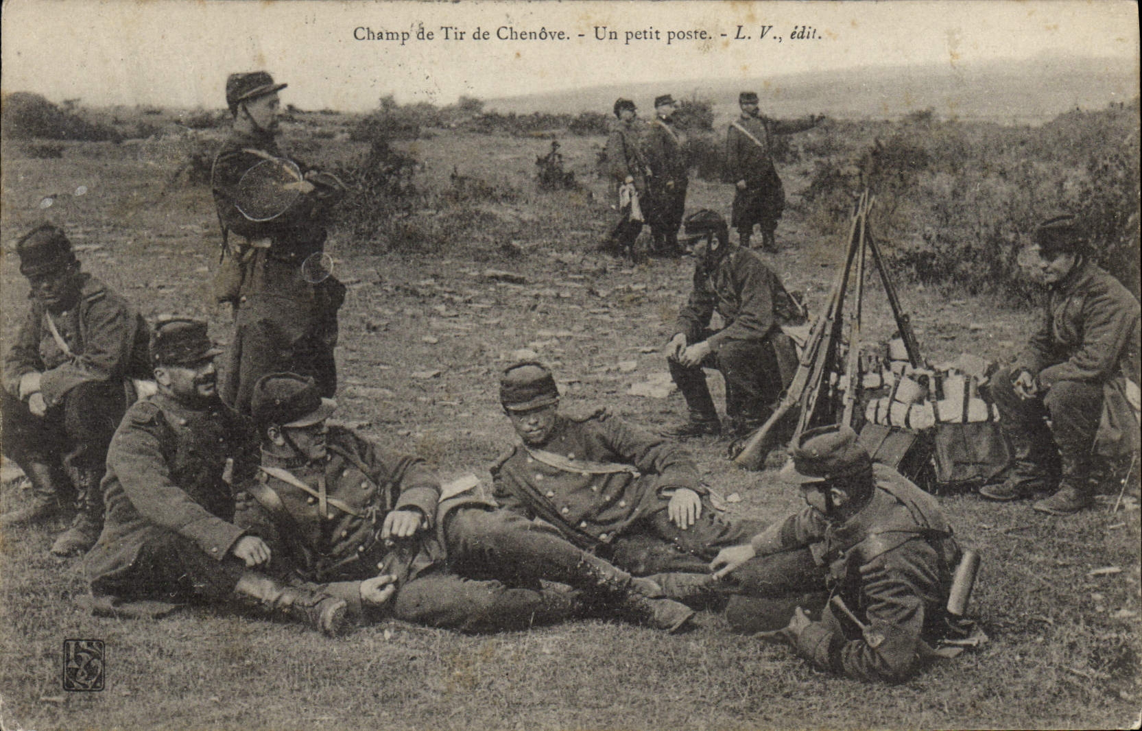 CPA Militaria Champ de tir a Chenove Un petit poste