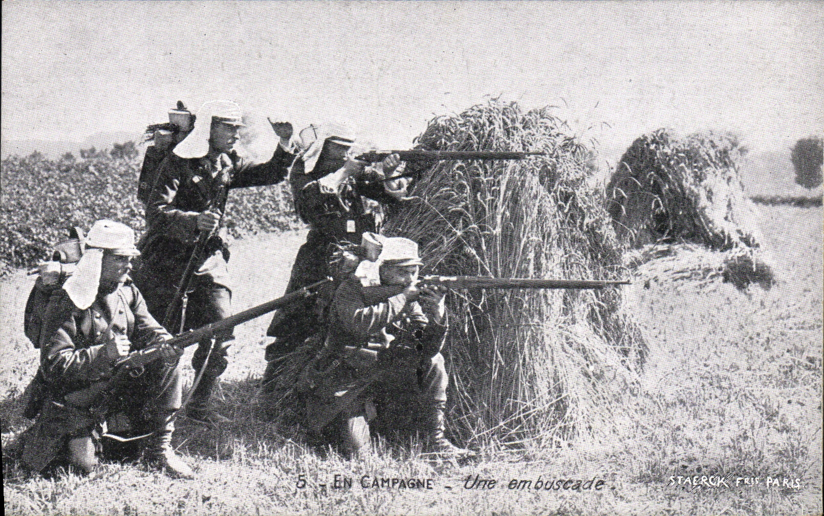 CPA Militaria en campagne Une embuscade