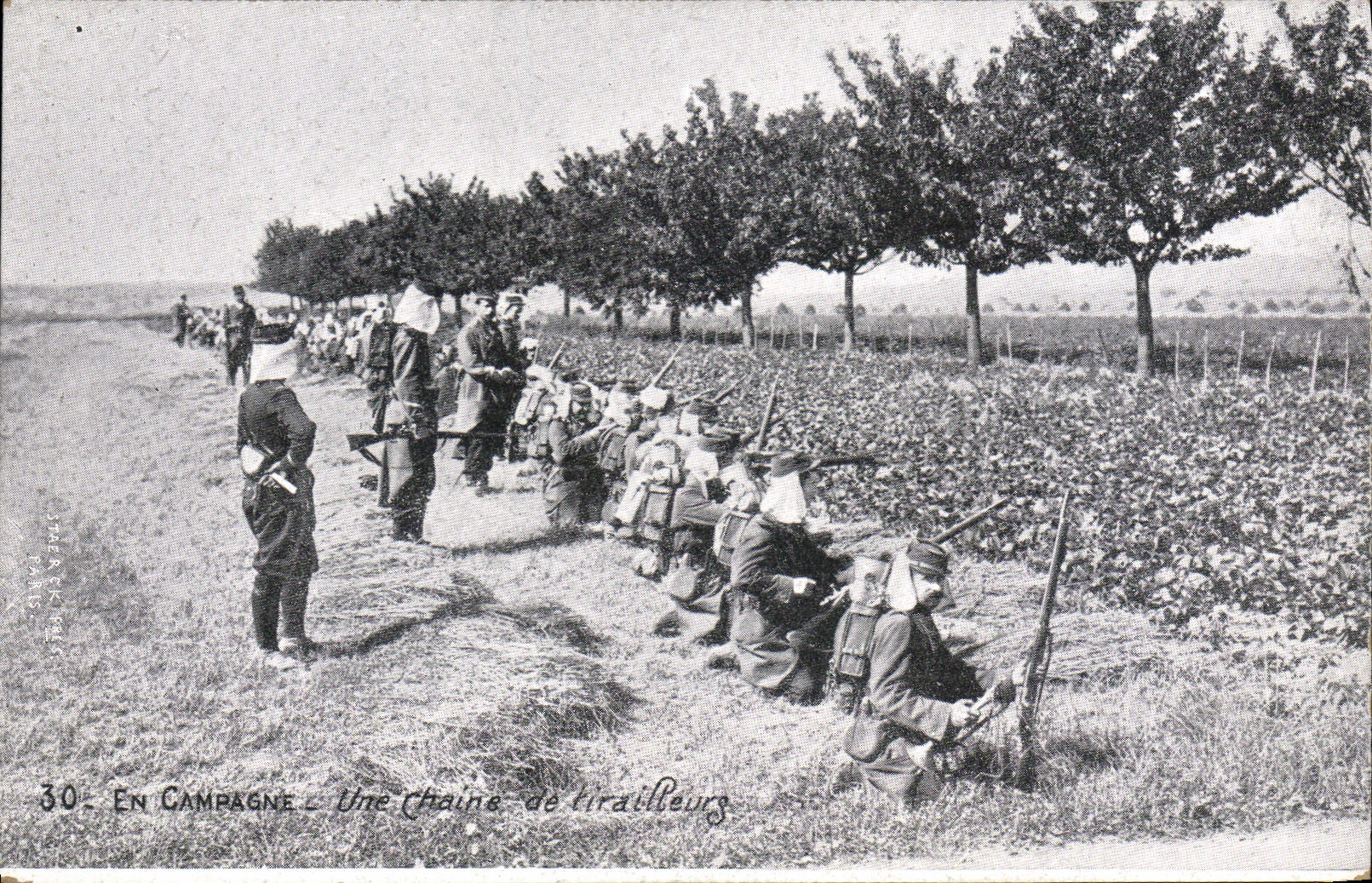 VINTAGE POSTCARD Militaria In shift a chain of riflemen