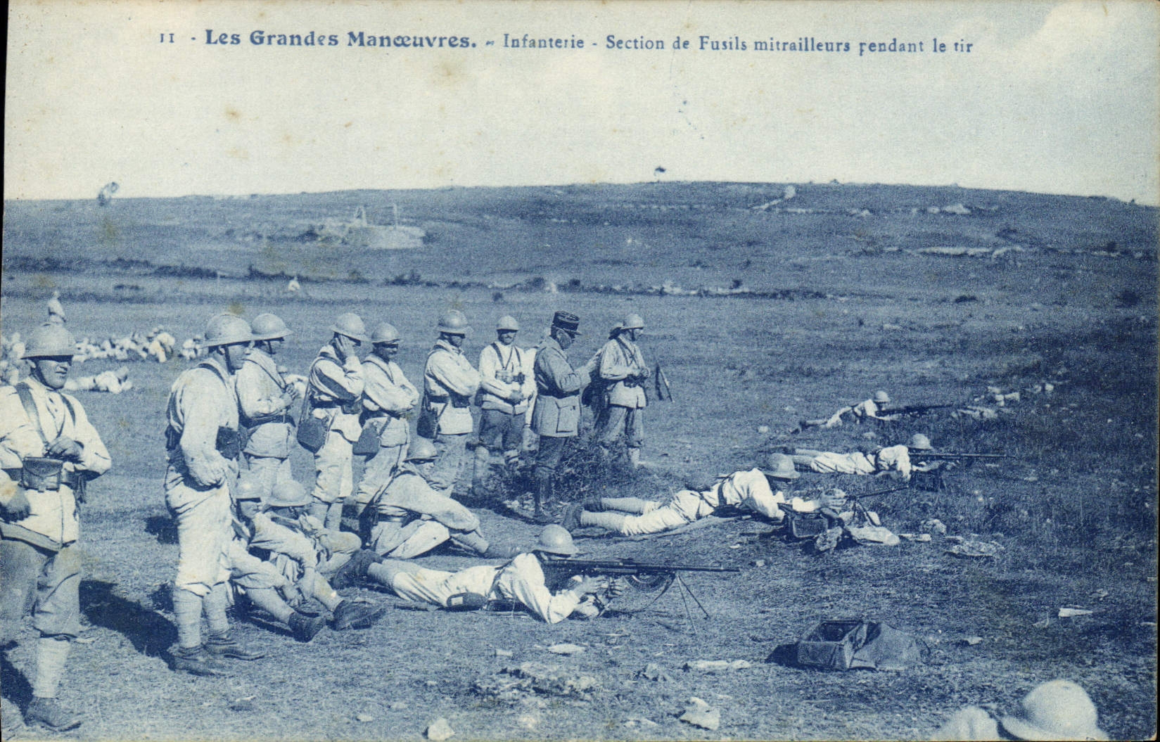 VINTAGE POSTCARD Militaria the army maneuvers Infantry Section of rifles machine gunners during the shooting