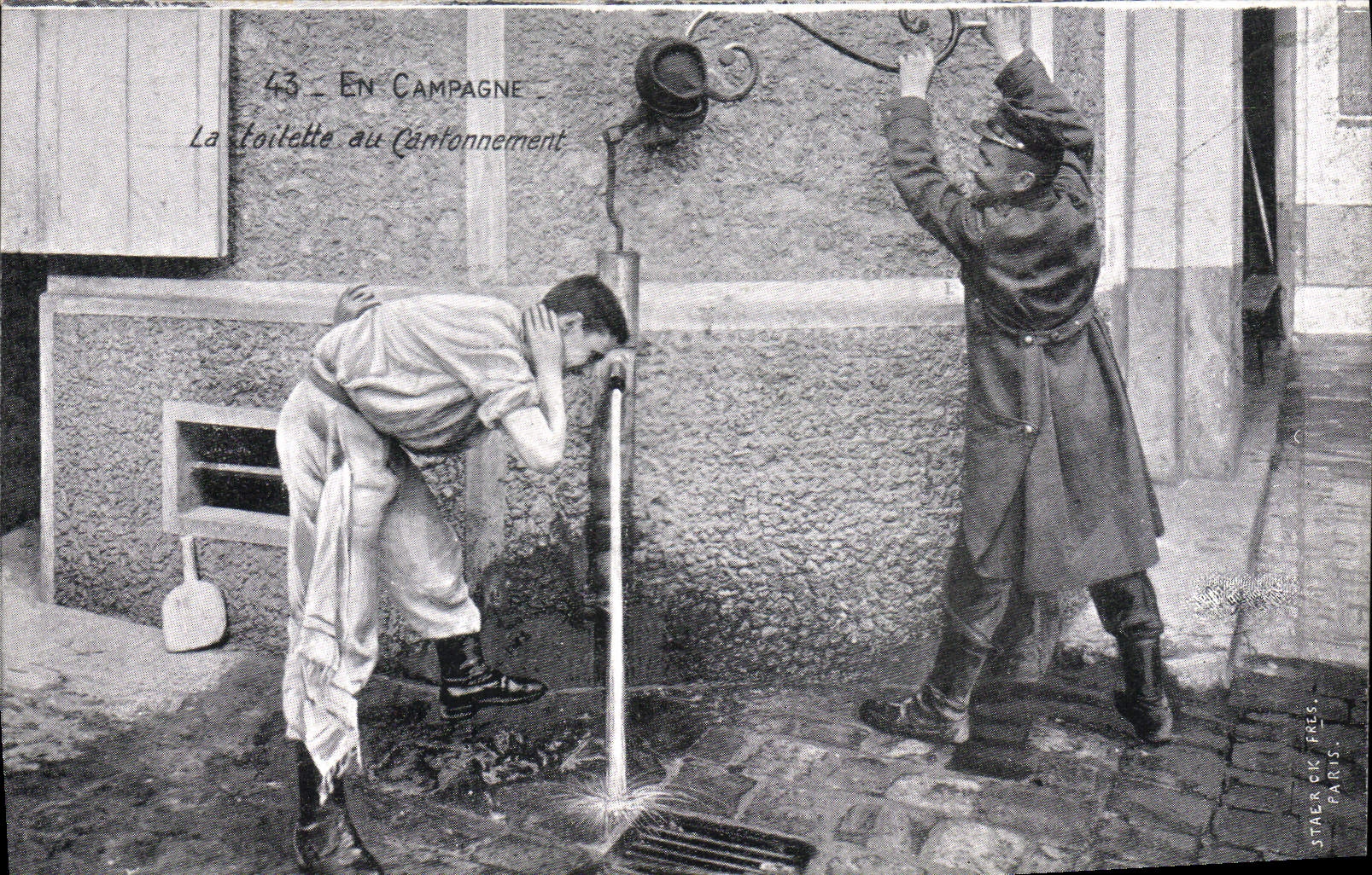 CPA Militaria En campagne La toilette du cantonnement