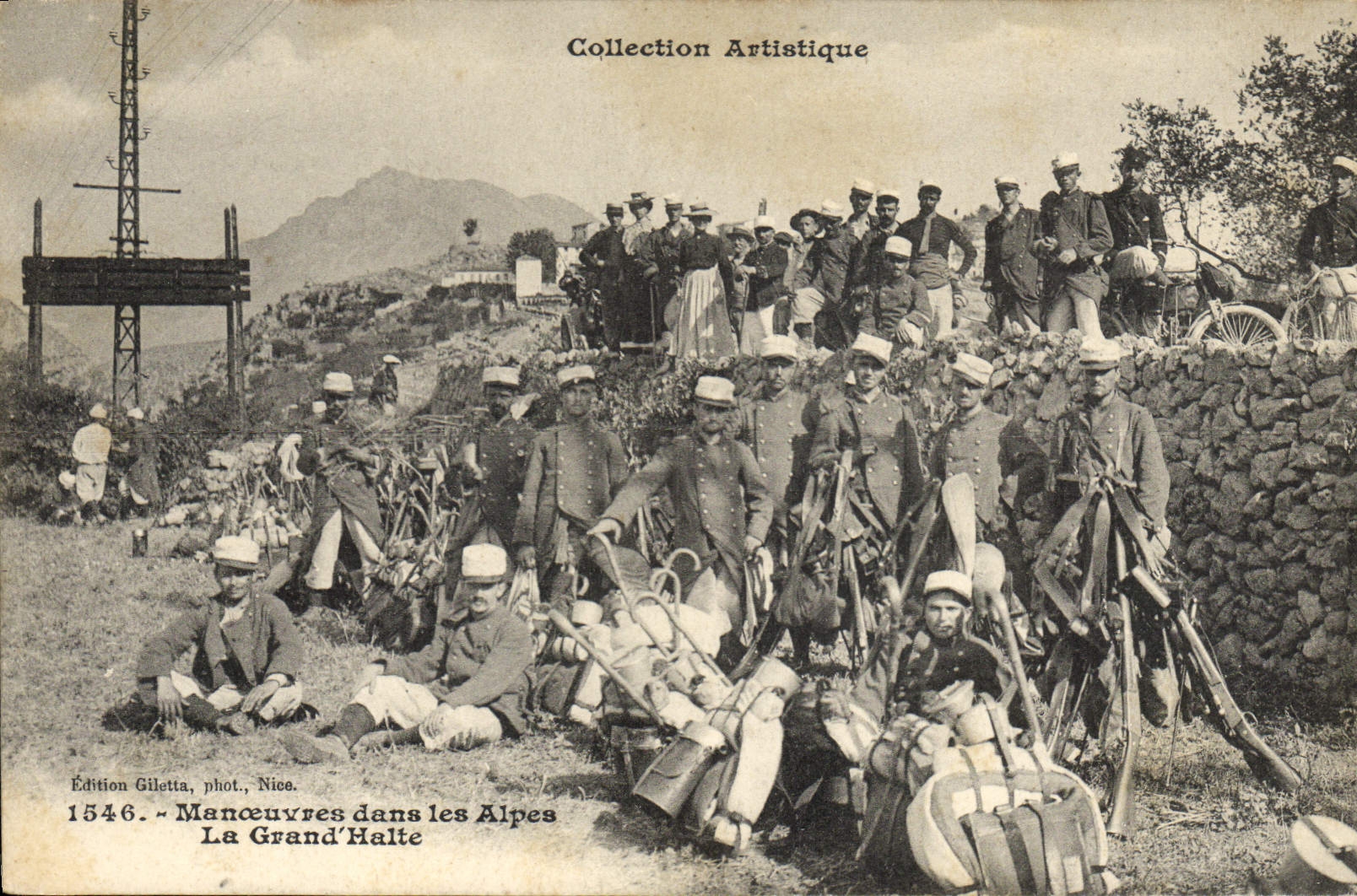 CPA Militaria Manoeuvres dans les Alpes La grande halte