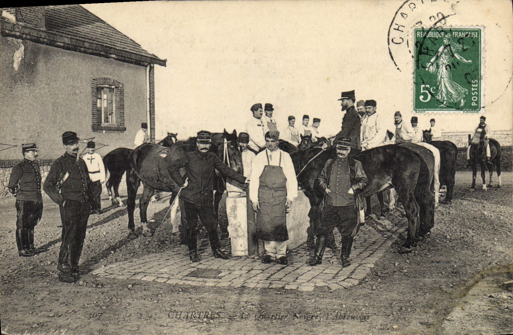 CPA Militaria Chartres Le quartier L'abreuvoir Chevaux Cheval