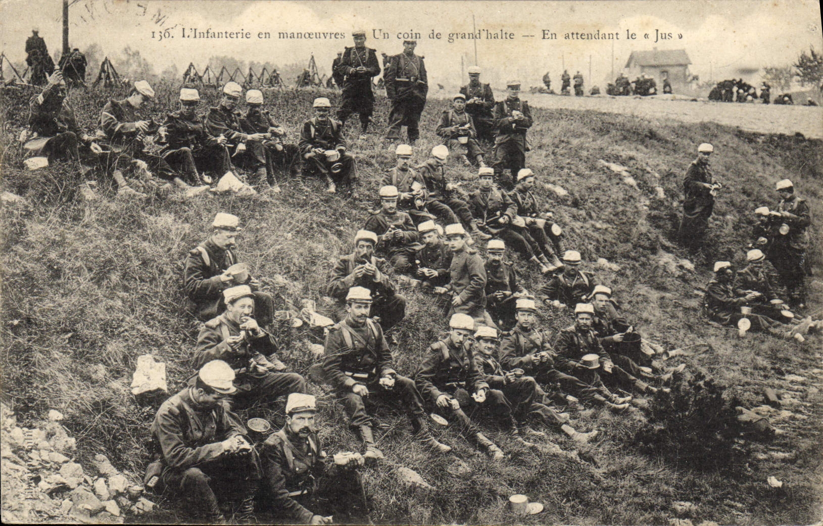 CPA Militaria L'infanterie en manoeuvres Un coin de gran halte En attendant le jus