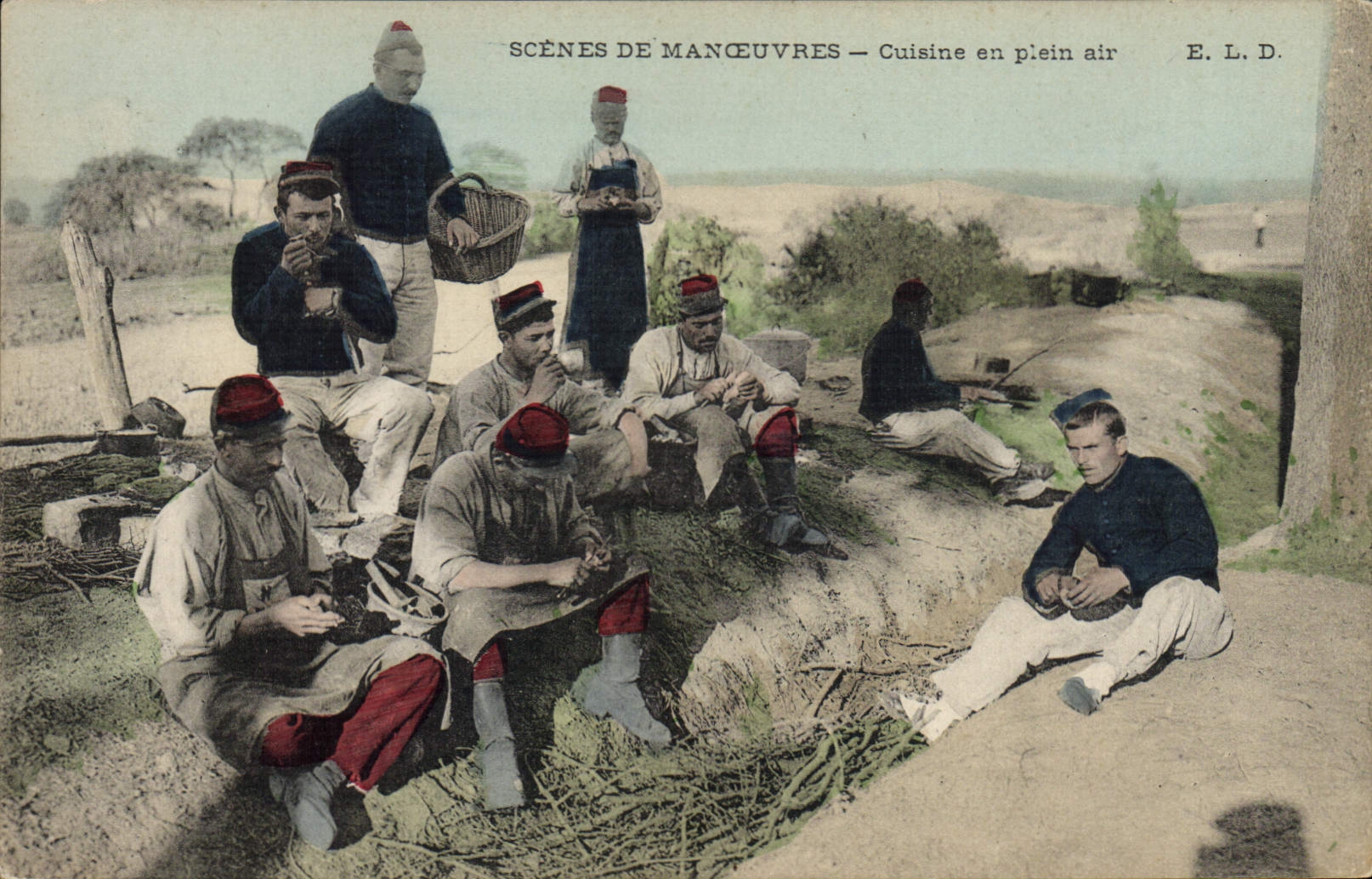 CPA Militaria Scenes de manoeuvres Cuisine en plein air