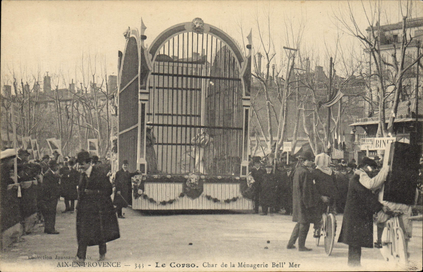 Aix de la feria de diversión de la POSTAL de la VENDIMIA en Provence el tanque del corso del carnaval de Bel Air de la casa de fieras