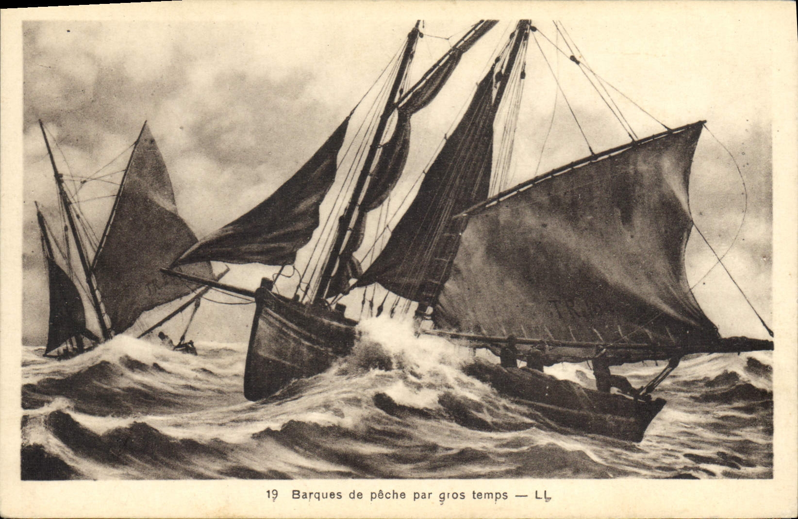 CPA Bateau de peche Barques de peche par gros temps