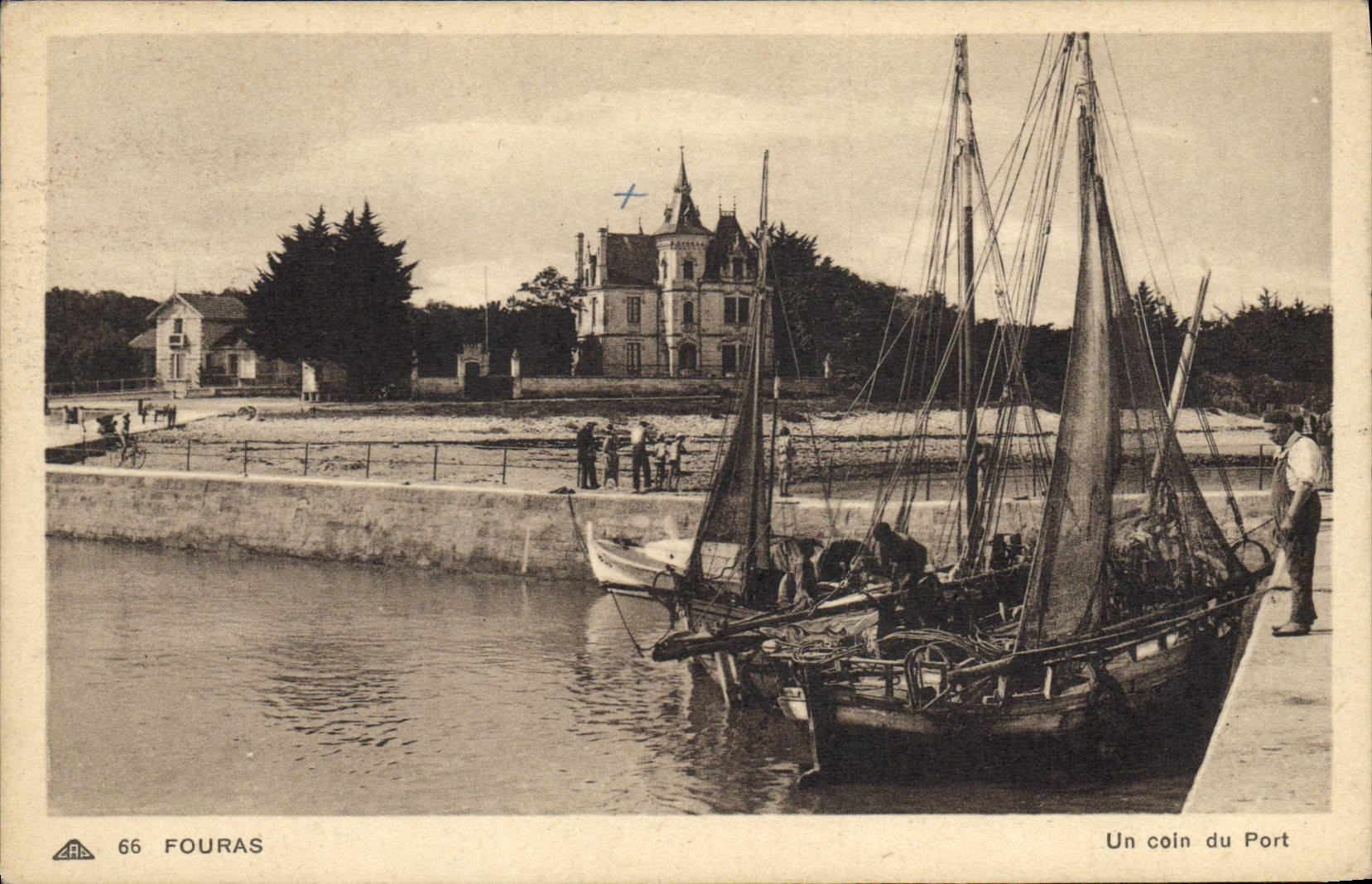 CPA Bateau de peche Fouras Un coin du port