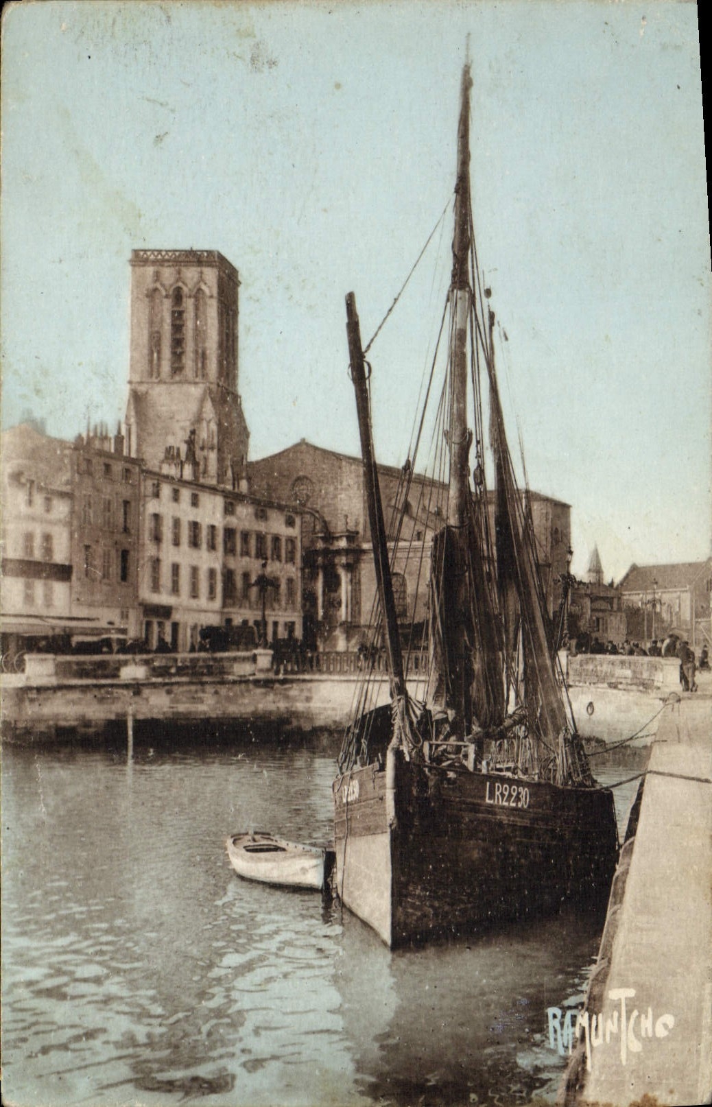 CPA Bateau de peche La Rochelle Le port vers Saint Sauveur