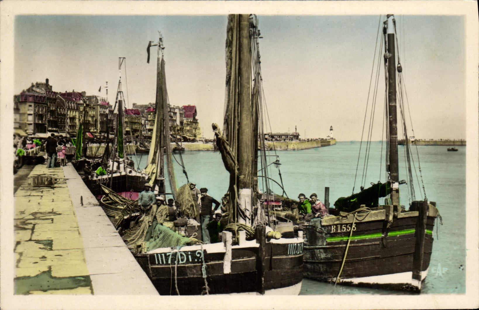 CPA Bateau de peche Le Treport Les quais du port de peche