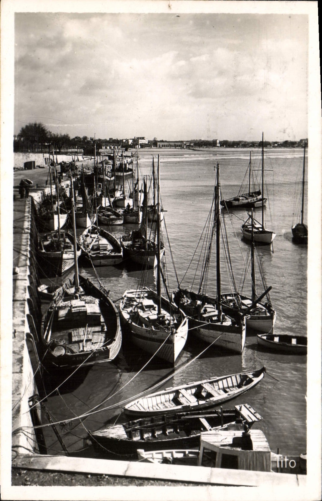 CPA Bateau de peche Royan Le port 