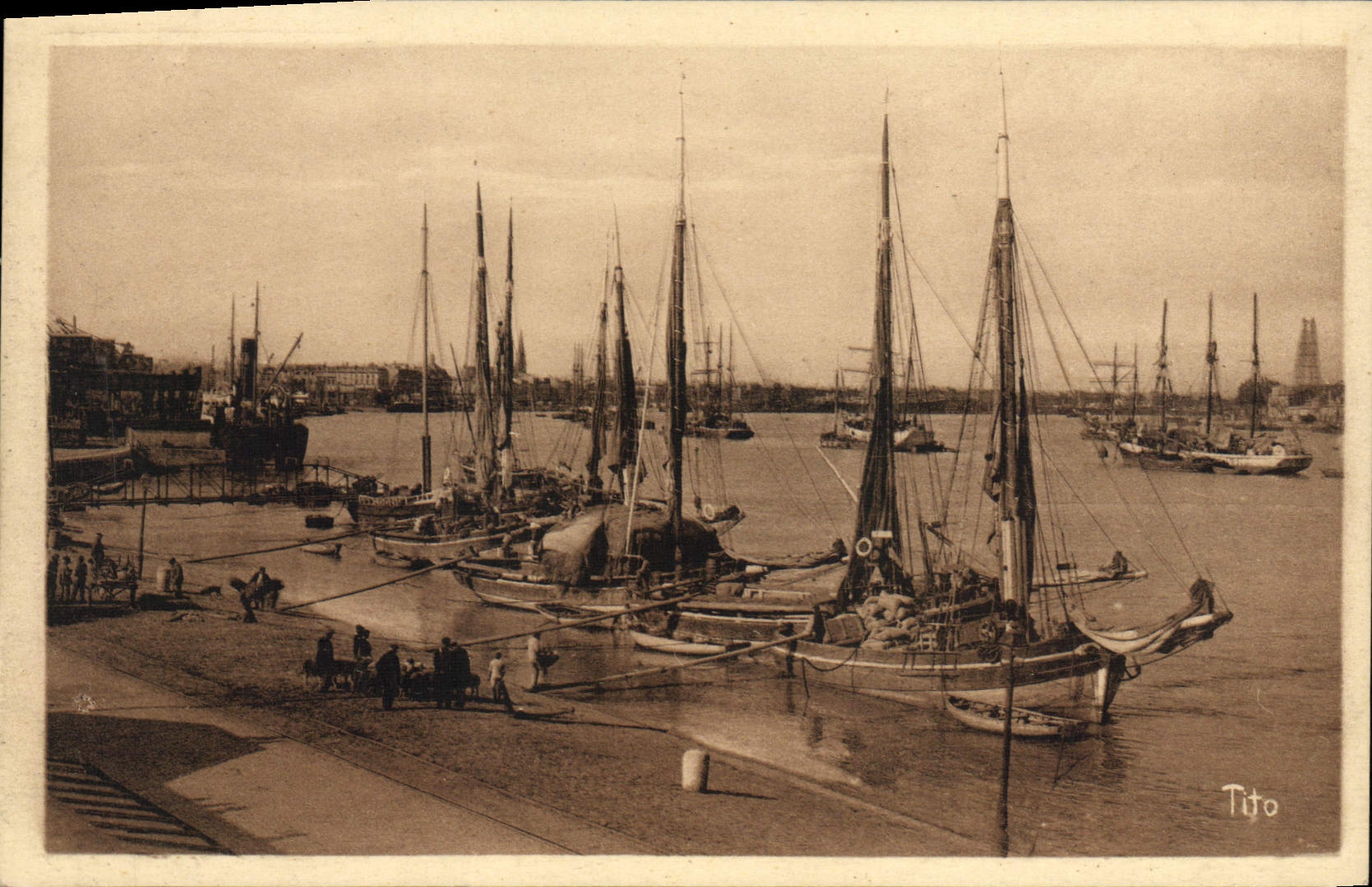 CPA Bateau de peche Bordeaux La rade