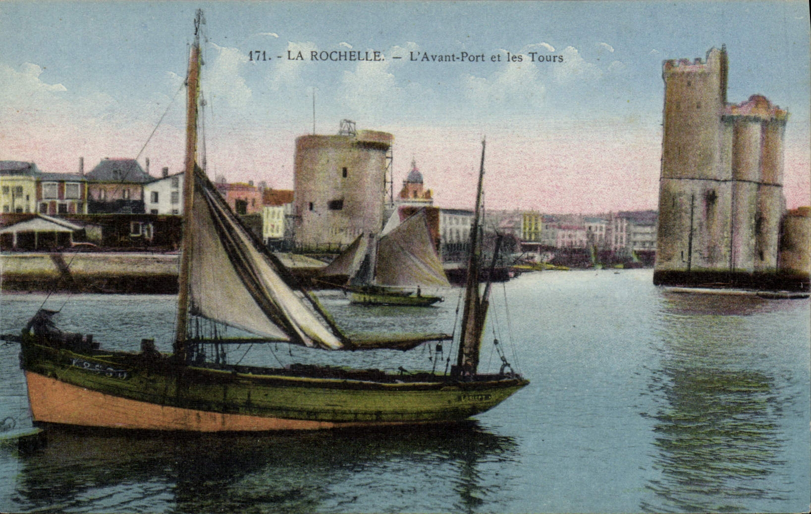 CPA Bateau de peche La Rochelle L'avant port et les tours 