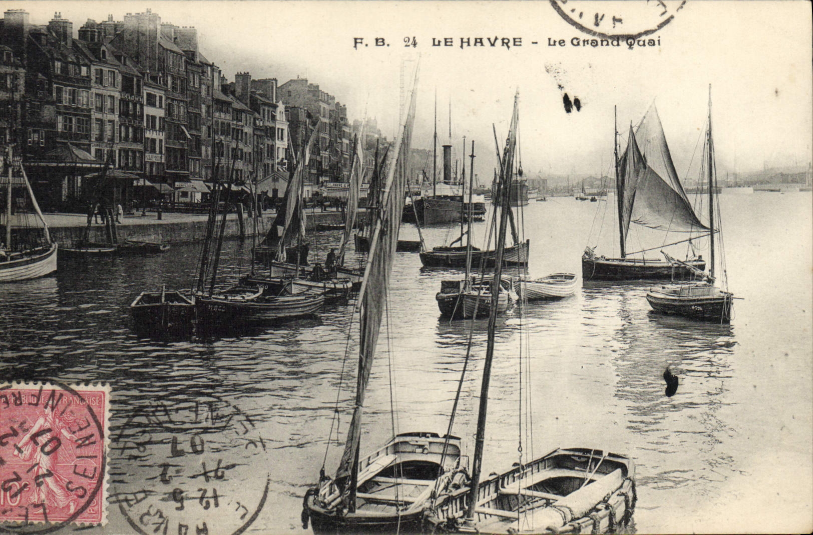 VINTAGE POSTCARD Boat of sin Le Havre the large quay