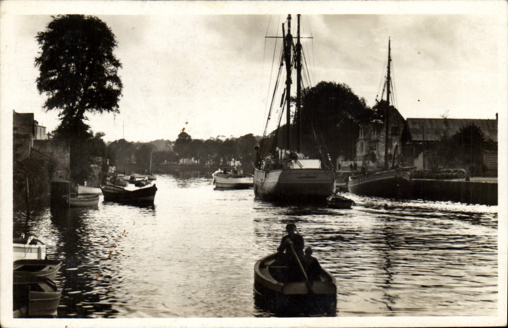 MODERN CARD Boat of Quimper sin the entry of the port Odet