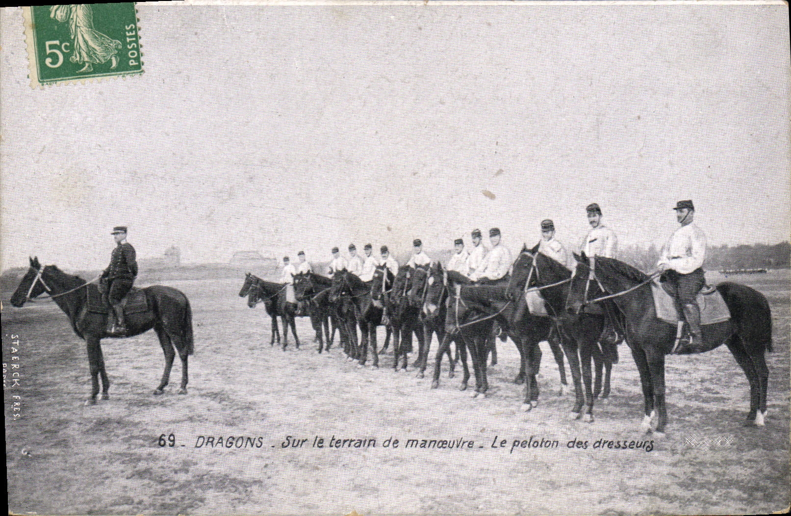 CPA Militaria Dragons Sur le terrain de manoeuvre Le peloton des dresseurs