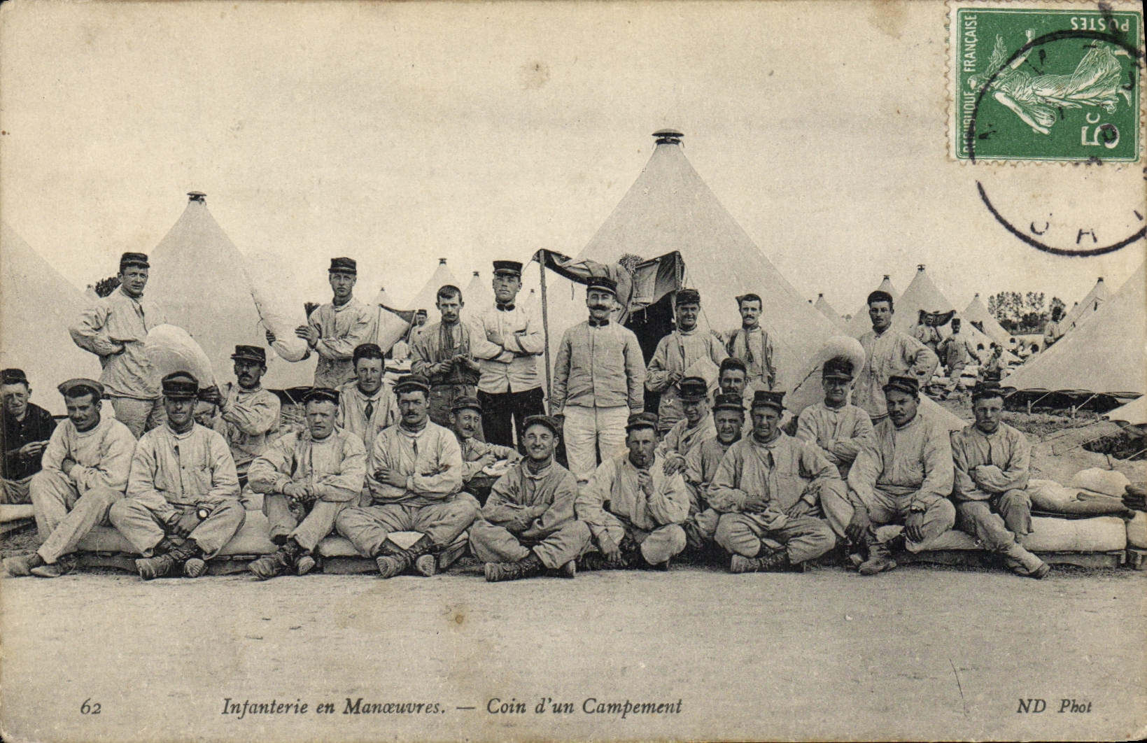 CPA Militaria Infanterie en manoeuvres Coin d'un campement