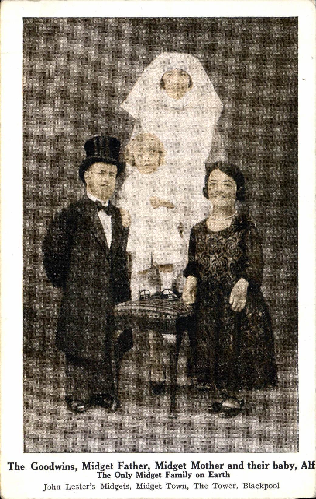 CPA Nains The Goodwins Midget Father Mother and their baby Blacpool