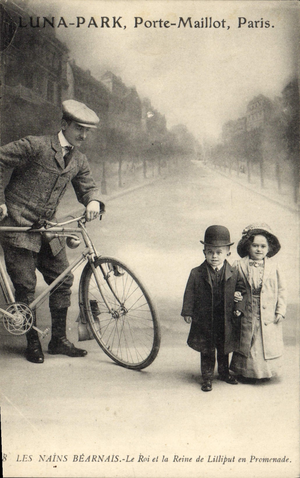 CPA Luna Park Porte Maillot Paris Les nains bearnais Le roi et la reine de Lilliput en promenade Velo Cycle