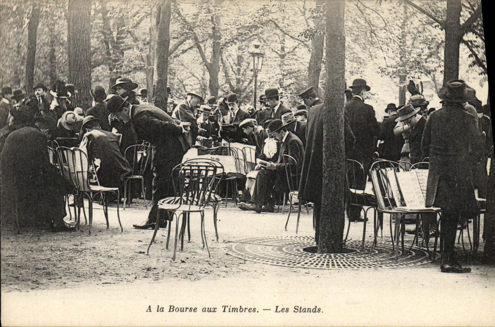 La POSTAL de la VENDIMIA con el mercado de la estampilla la París coloca los cuadrados Marigny Marche a la TAPA de las estampillas