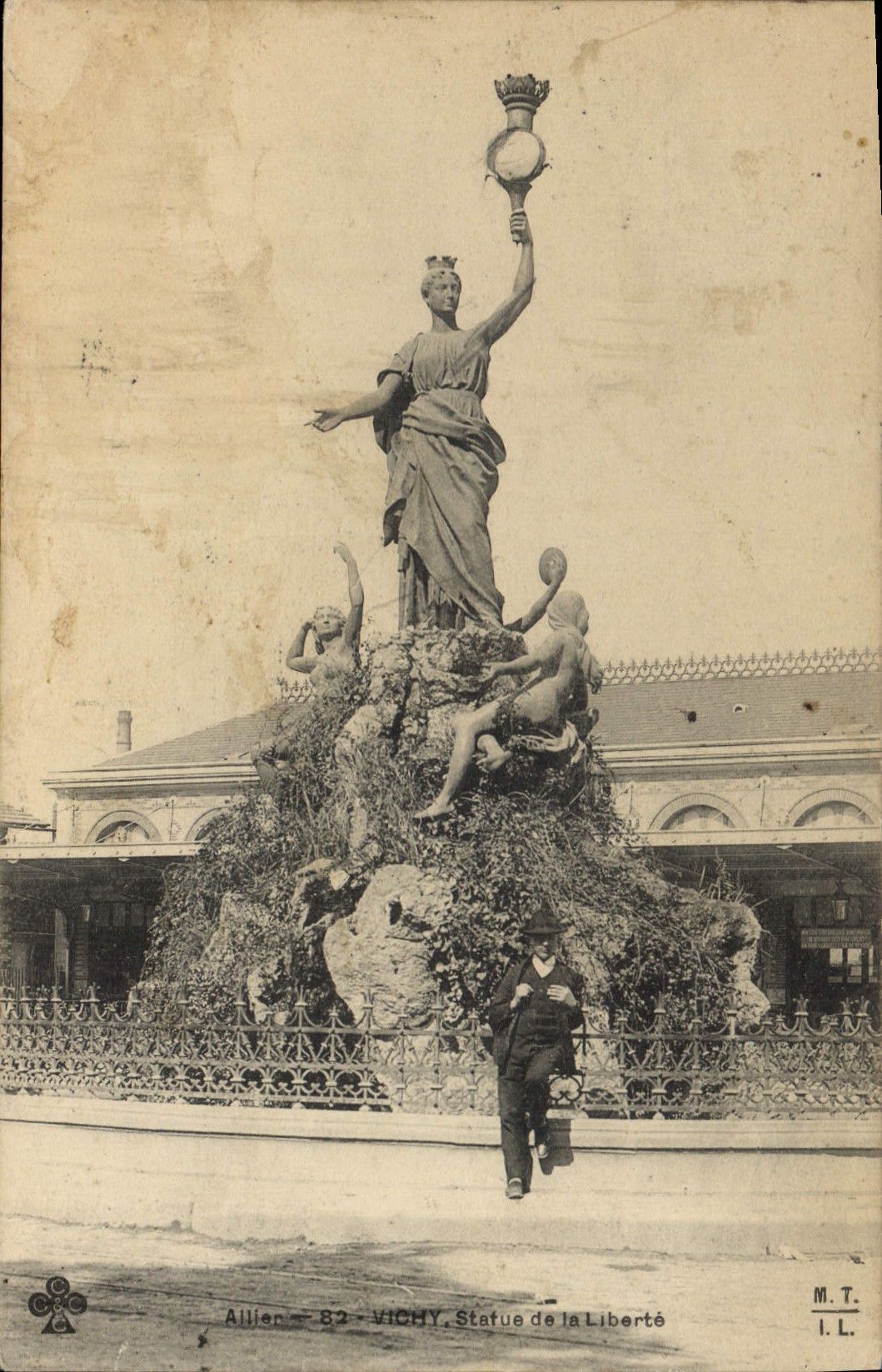 VINTAGE POSTCARD Statue of Vichy freedom