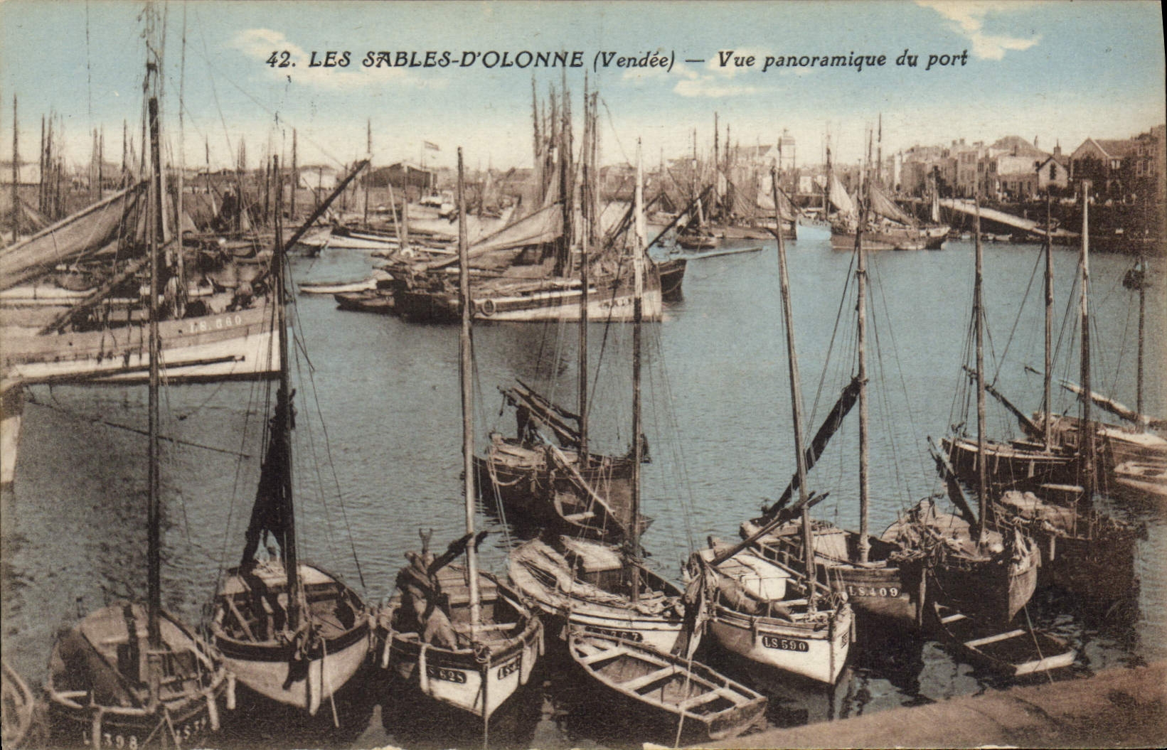 CPA Bateau de Peche Les Sables D'Olonne Vue panoramique du port