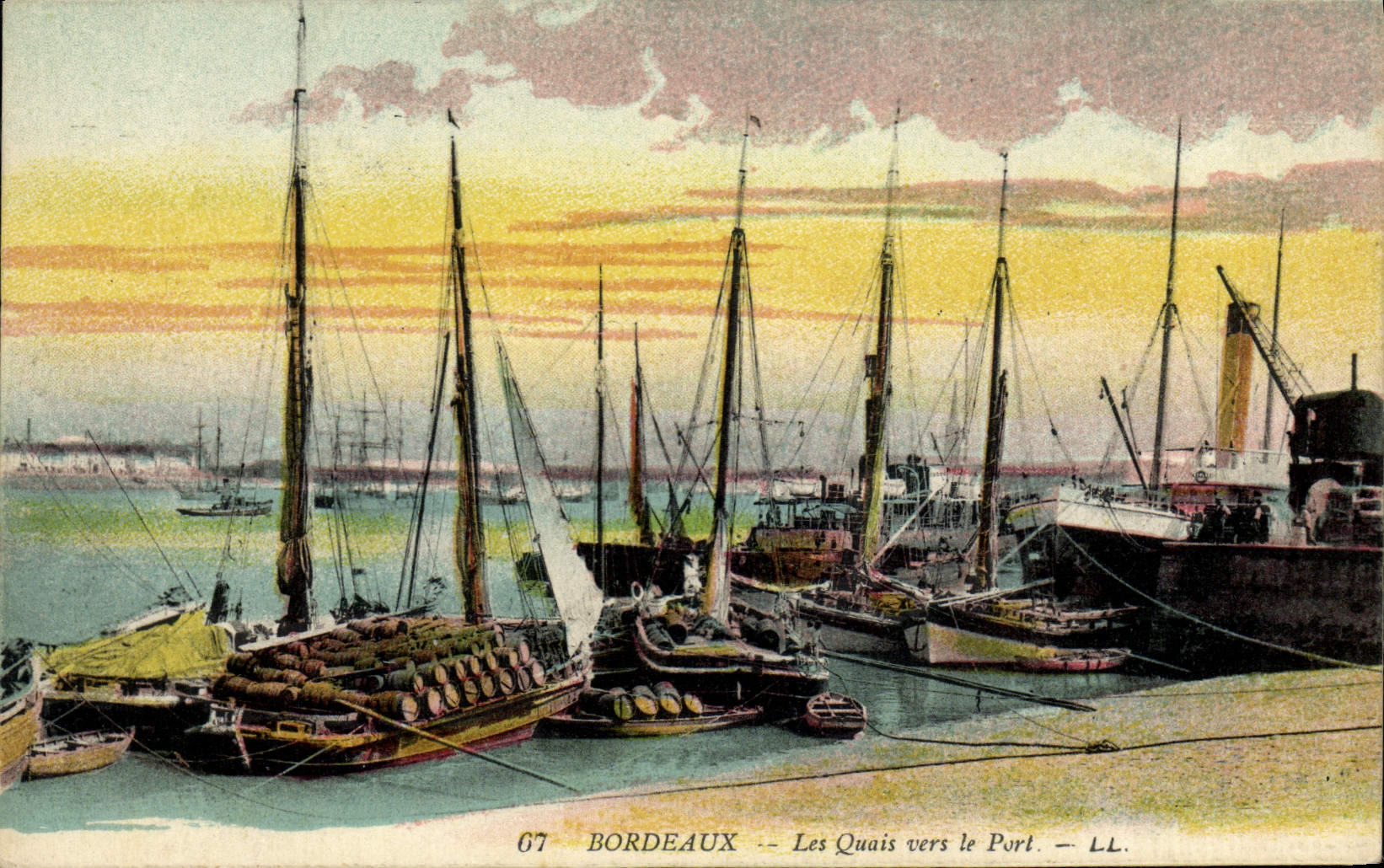 CPA Bateau de Peche Bordeaux Les quais vers le port