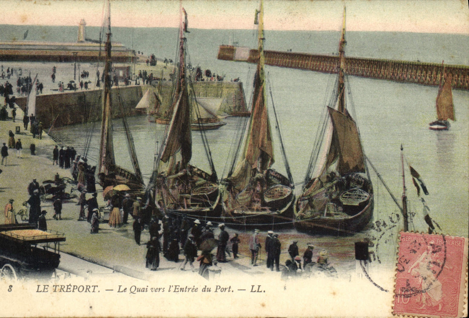 CPA Bateau de Peche Le Treport Le quai vers l'entree du port