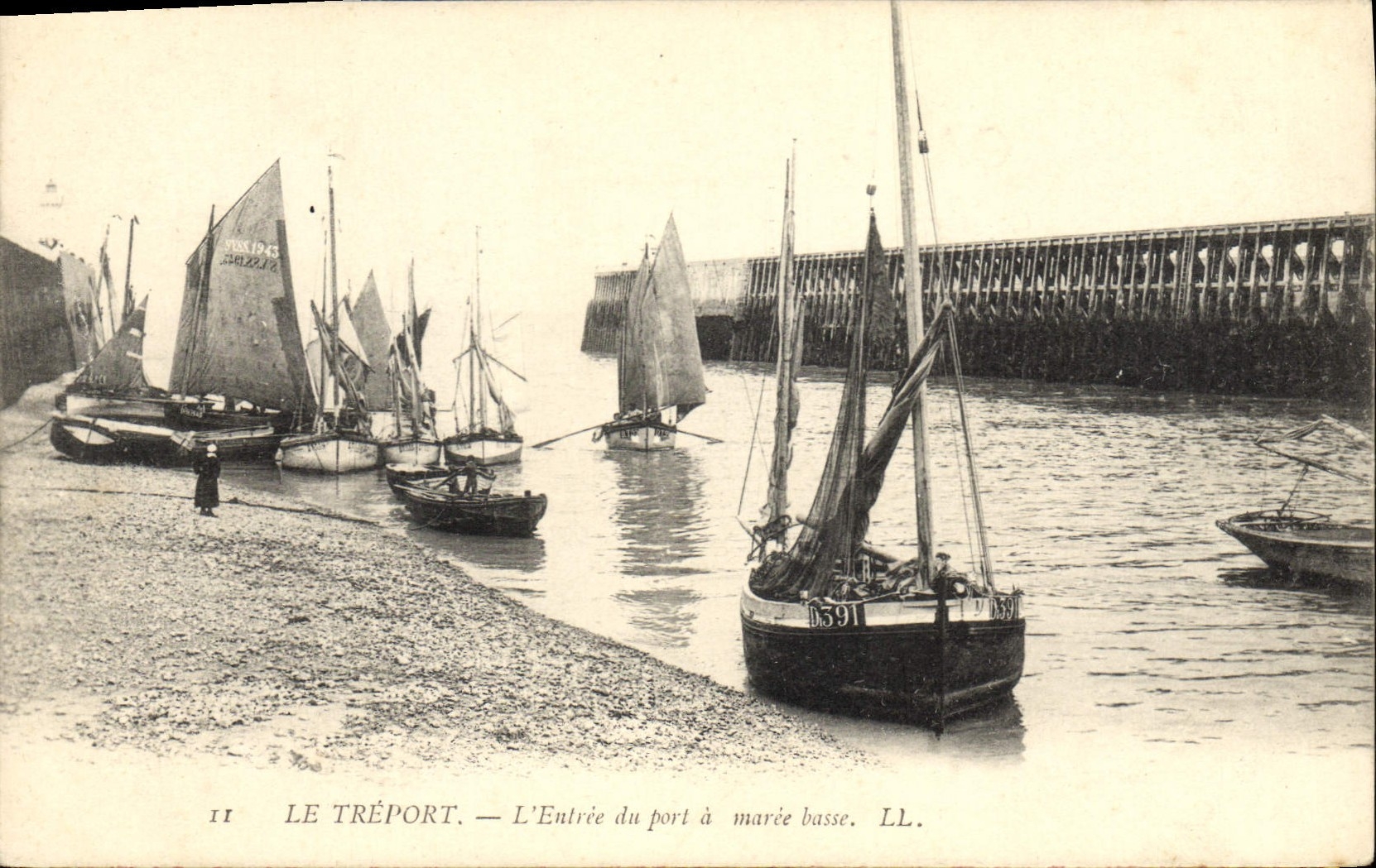 El barco pesquero Treport de la POSTAL de la VENDIMIA la entrada del puerto tiene marea baja