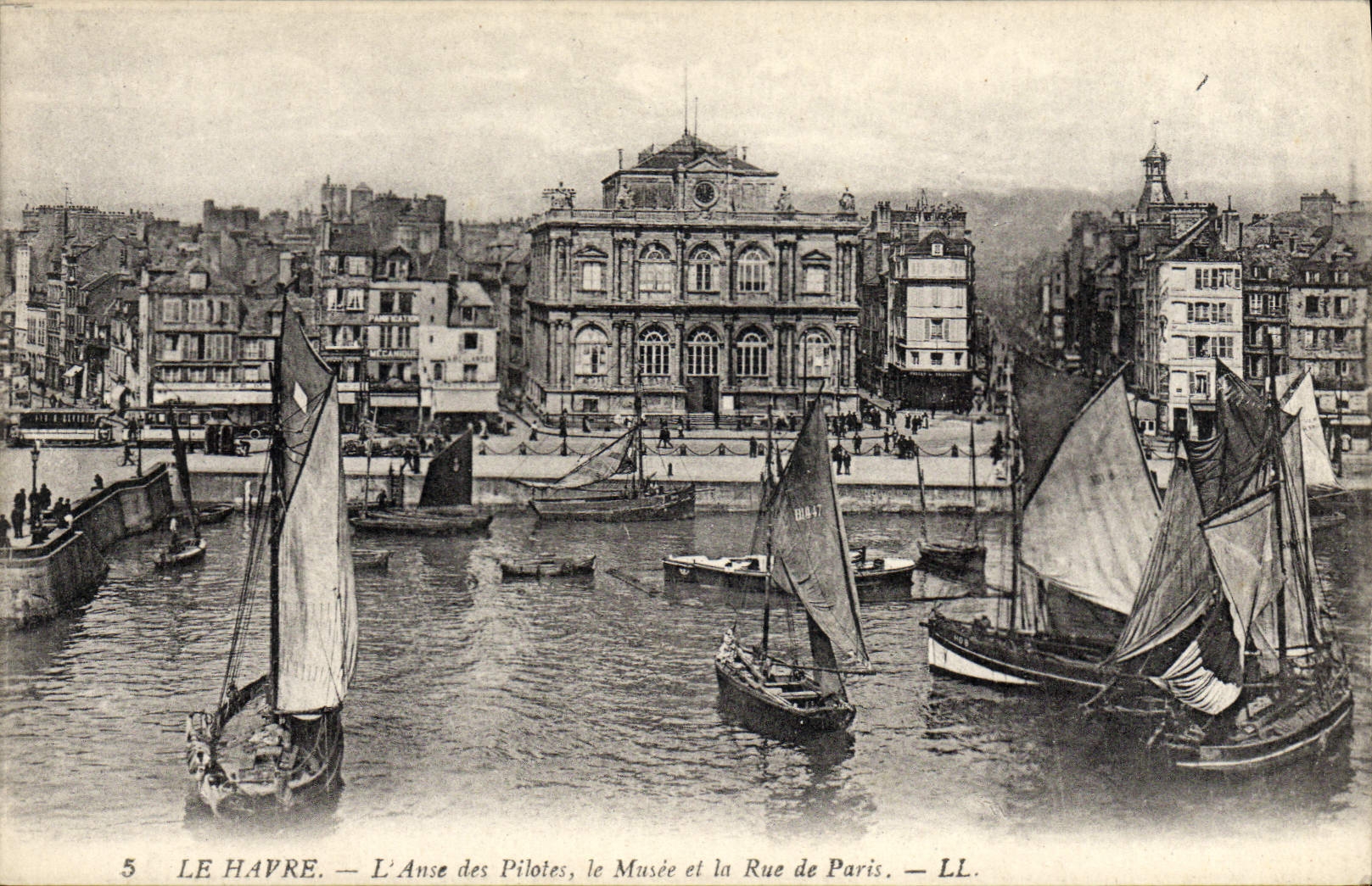 CPA Bateau de Peche Le Havre L'anse des pilotes le Musee et la rue de Paris