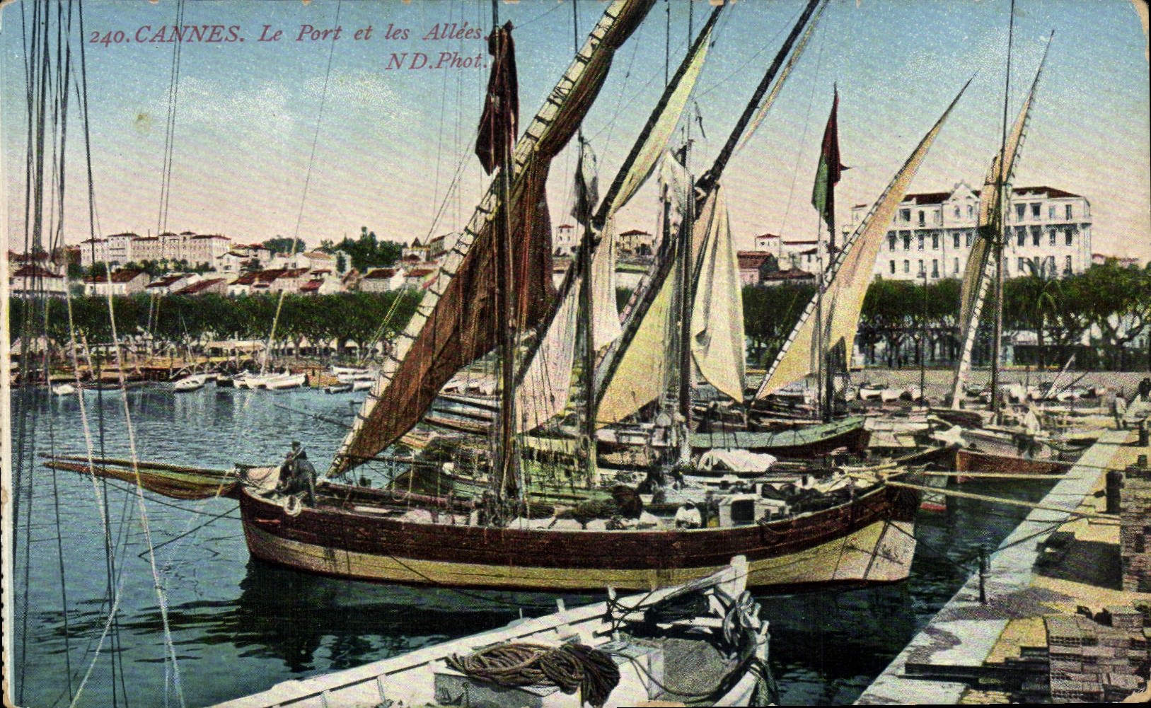 CPA Bateau de Peche Cannes Le port et les allees