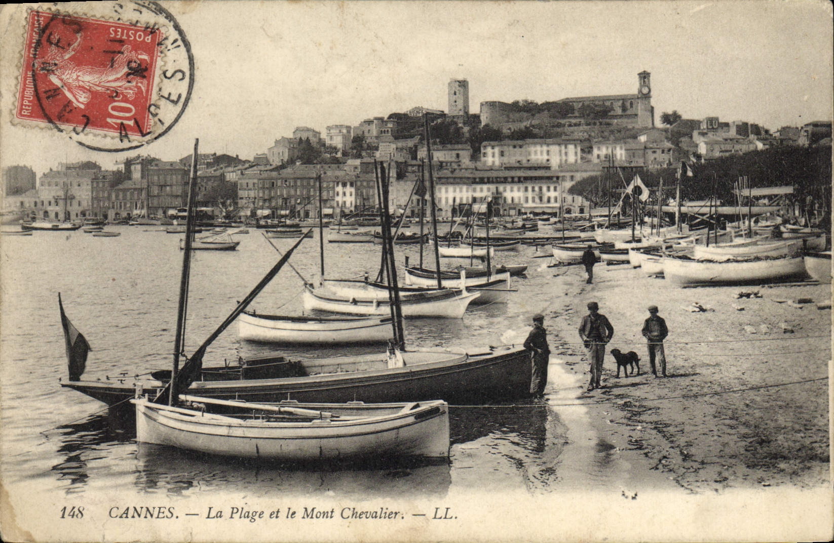 VINTAGE POSTCARD Vessel Cannes Fishing the beach and the Mount Knight