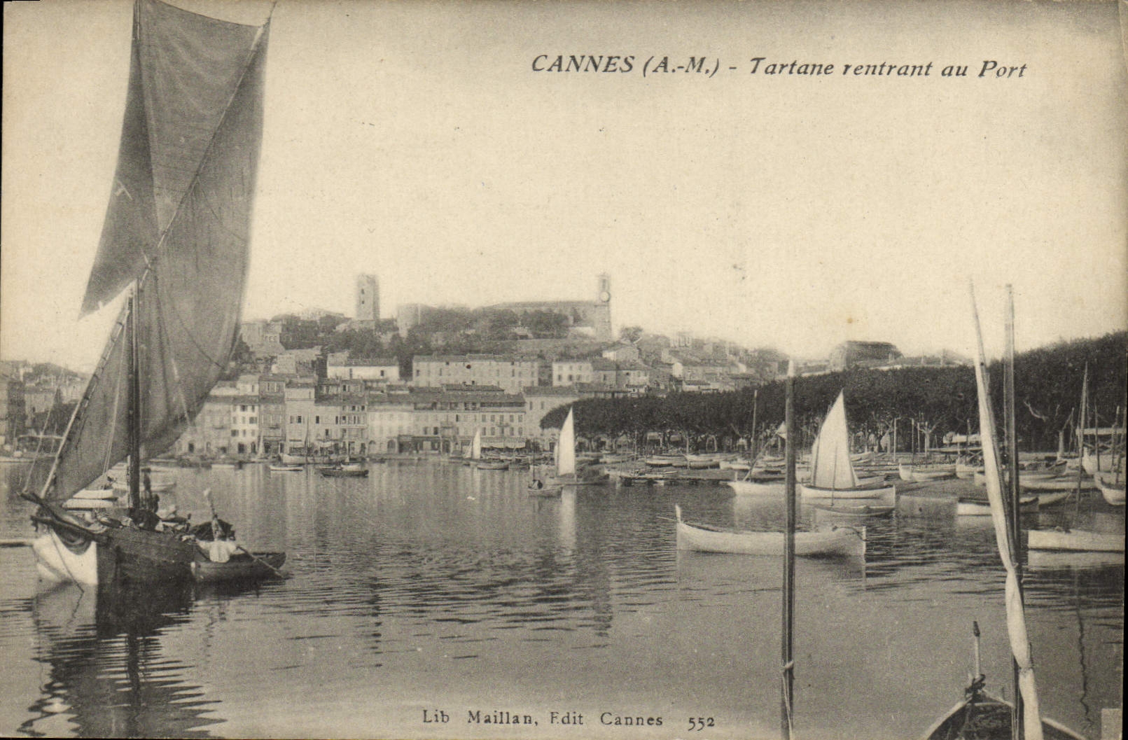 Barco pesquero Cannes Tartane de la POSTAL de la VENDIMIA que vuelve al puerto