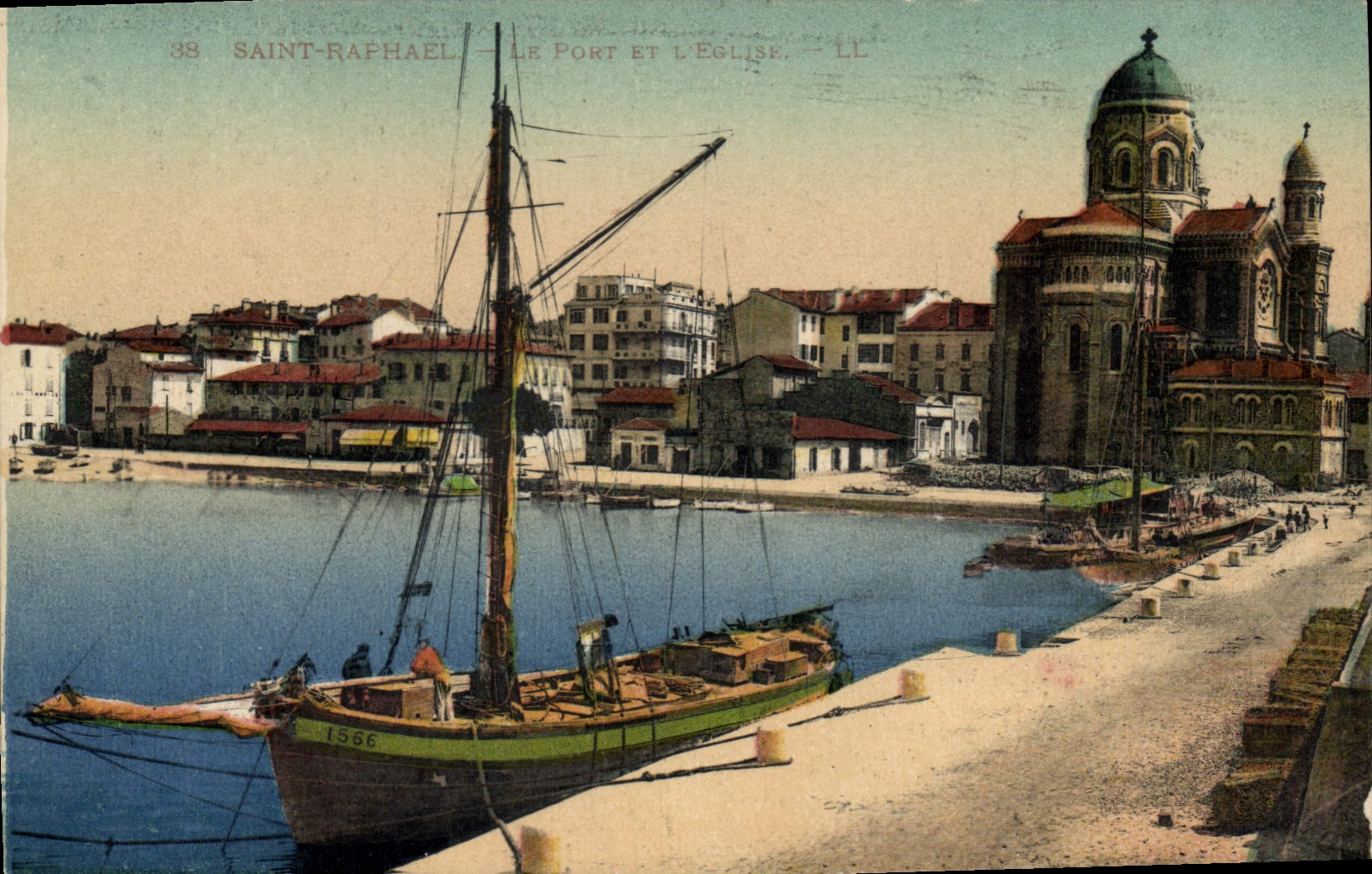 CPA Bateau de Peche Saint Raphael Le port et l'eglise