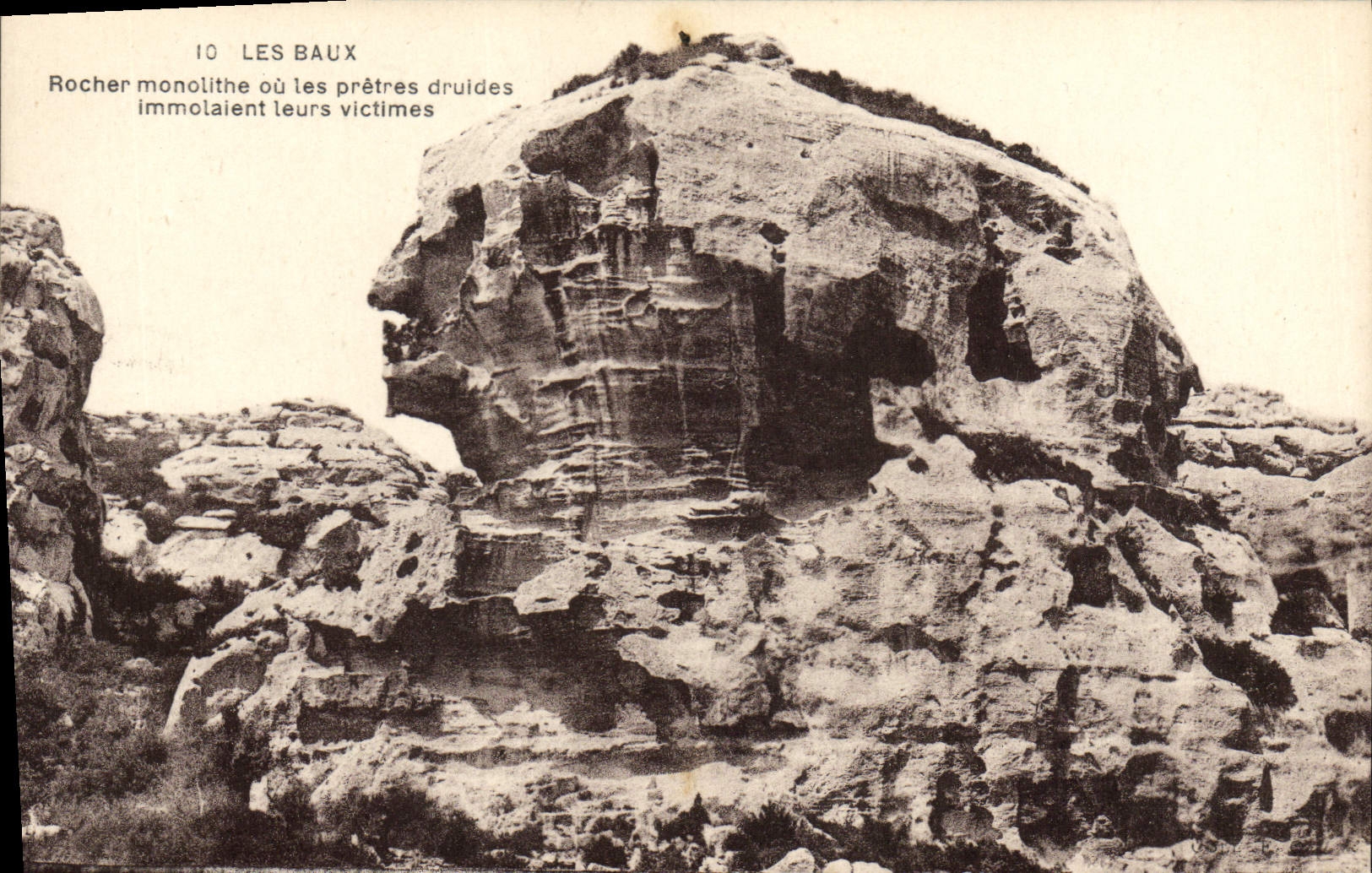 CPA Les Baux Rocher monolithique ou les Pretres druides immolaient leurs victimes