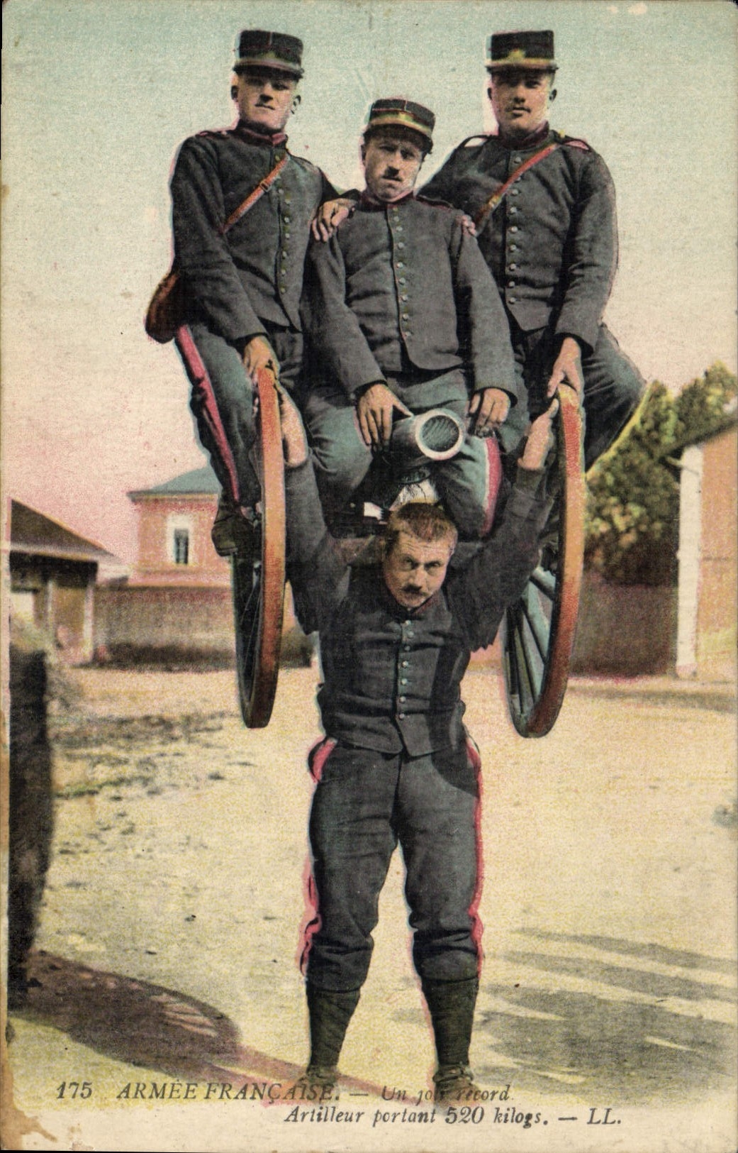 CPA Fantaisie Militaria Un joli record Artilleur portant 520 kilogs