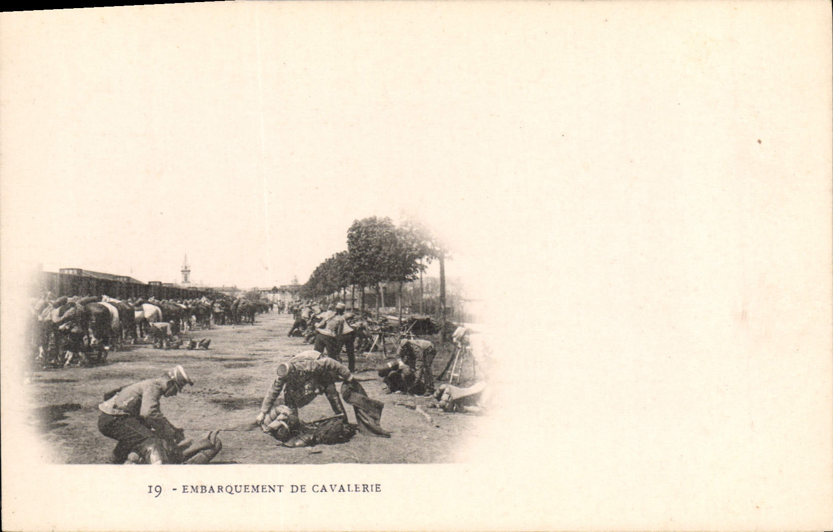 CPA Fantaisie Militaria Embarquement de cavalerie