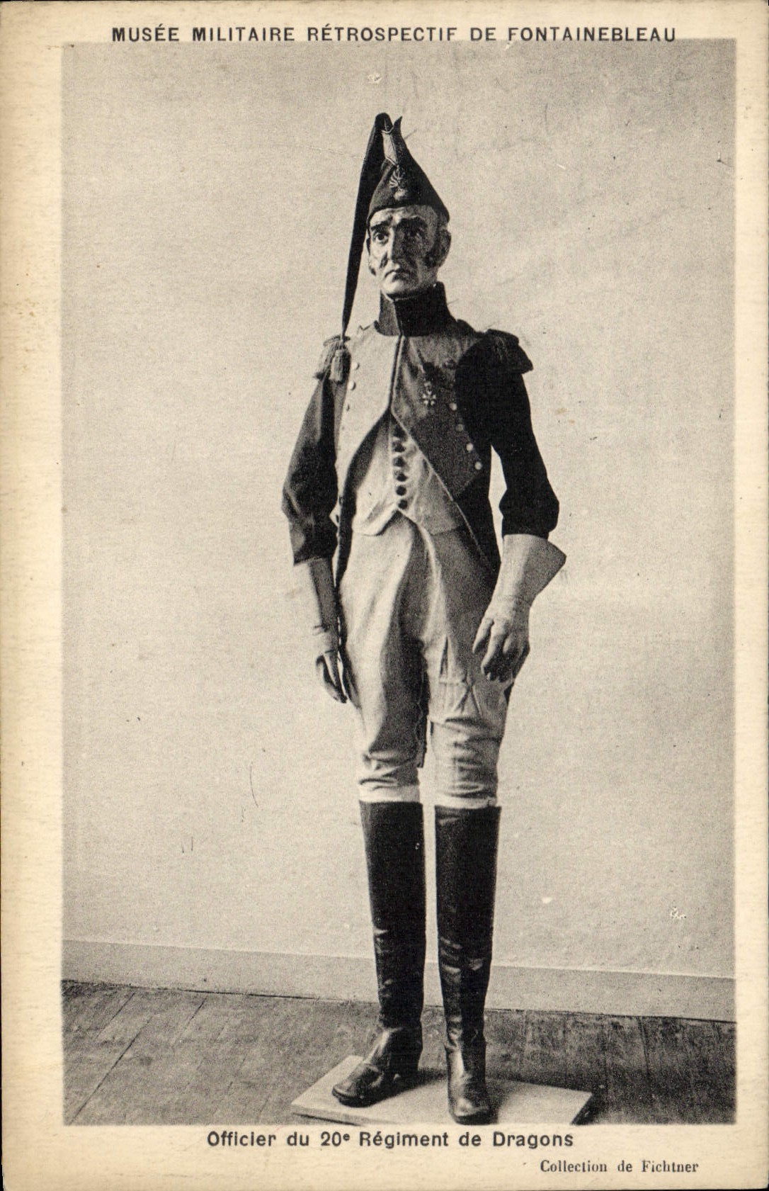 VINTAGE POSTCARD Fantasy Militaria retrospective military Museum of Fontainebleau Officer of the 20th regiment of Dragons