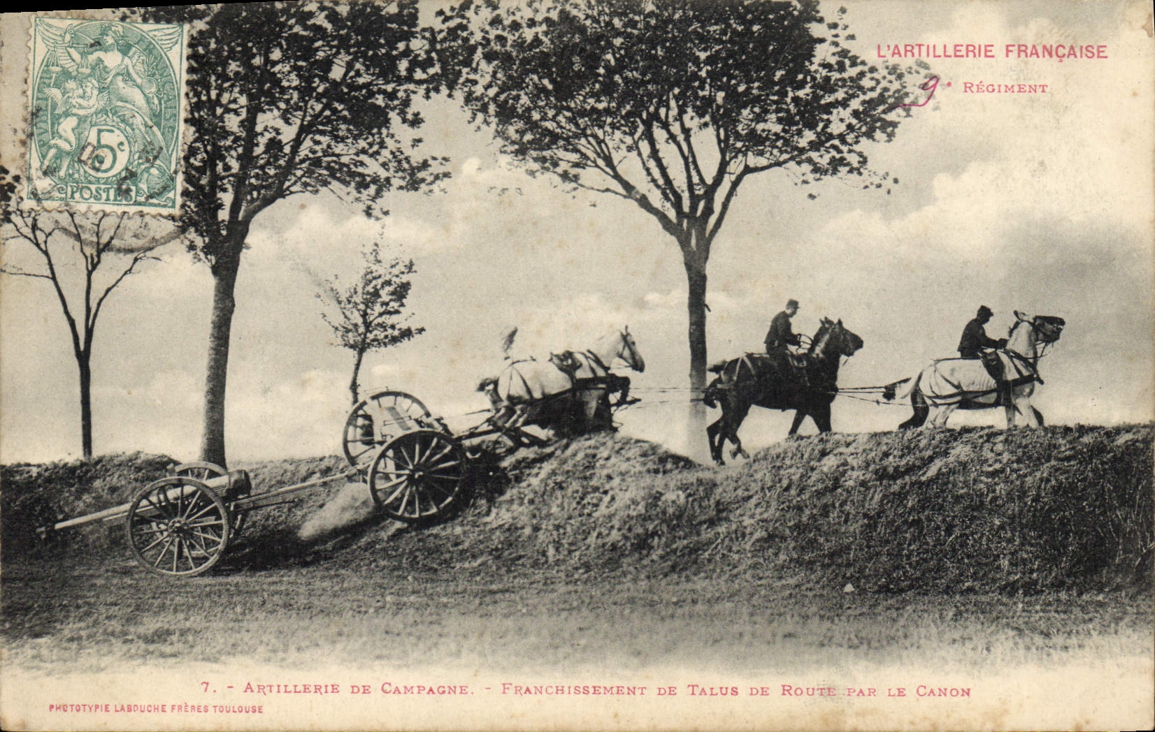 CPA Fantaisie Militaria Artilleries de campagne Franchissement de talus de route par le canon