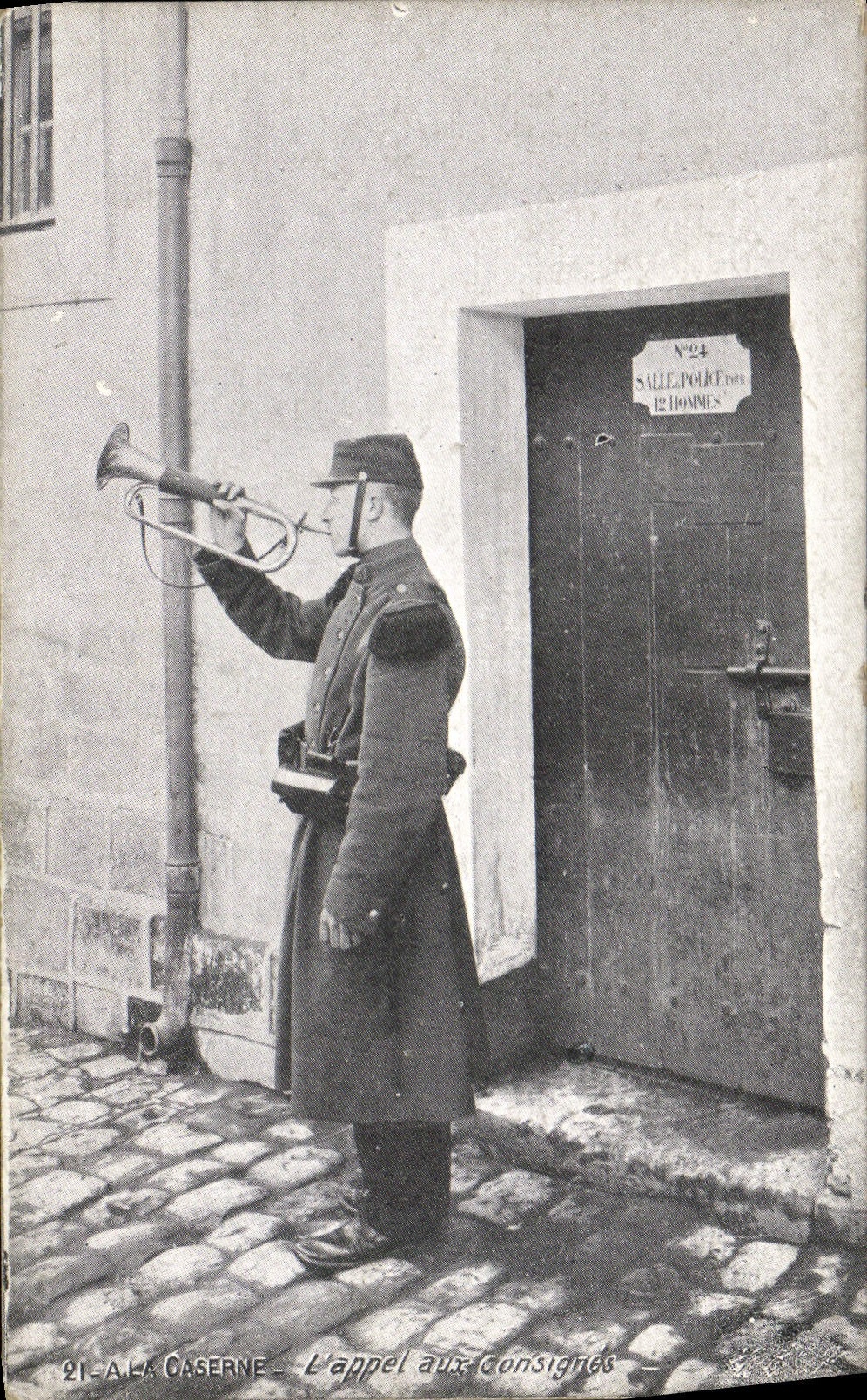 CPA Fantaisie Militaria A la caserne L'appel aux consignes